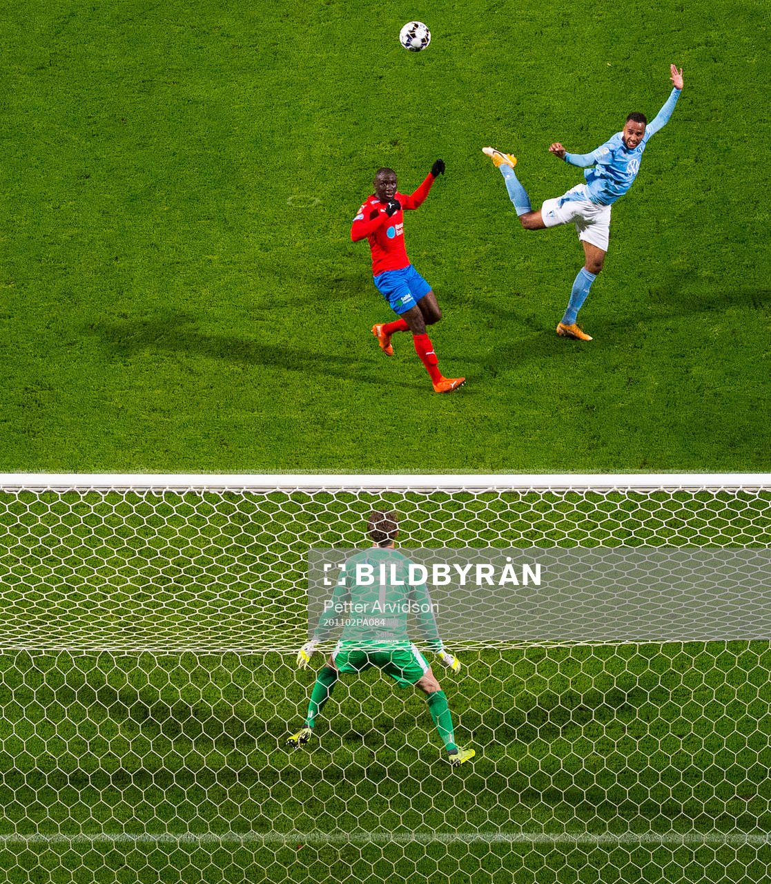 Malmö FFs Isaac Kiese Thelin oroar mot Helsingborgs Ravy Tsouka Dozi och målvakt Anders Lindegaard under fotbollsmatchen i Allsvenskan mellan Helsingborg och Malmö FF den 2 november 2020 i Helsingborg.