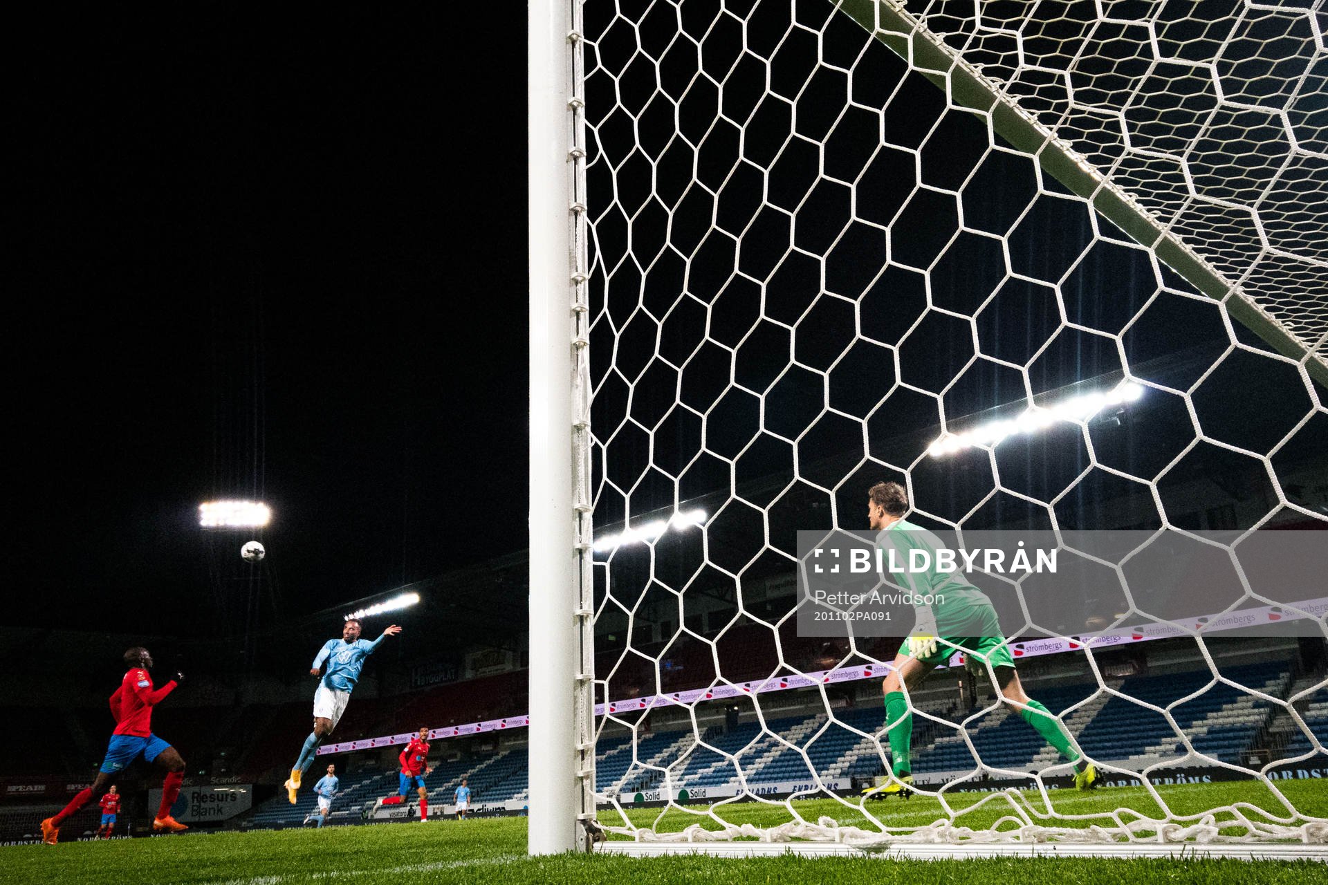 Malmö FFs Isaac Kiese Thelin oroar mot Helsingborgs Ravy Tsouka Dozi och målvakt Anders Lindegaard under fotbollsmatchen i Allsvenskan mellan Helsingborg och Malmö FF den 2 november 2020 i Helsingborg.