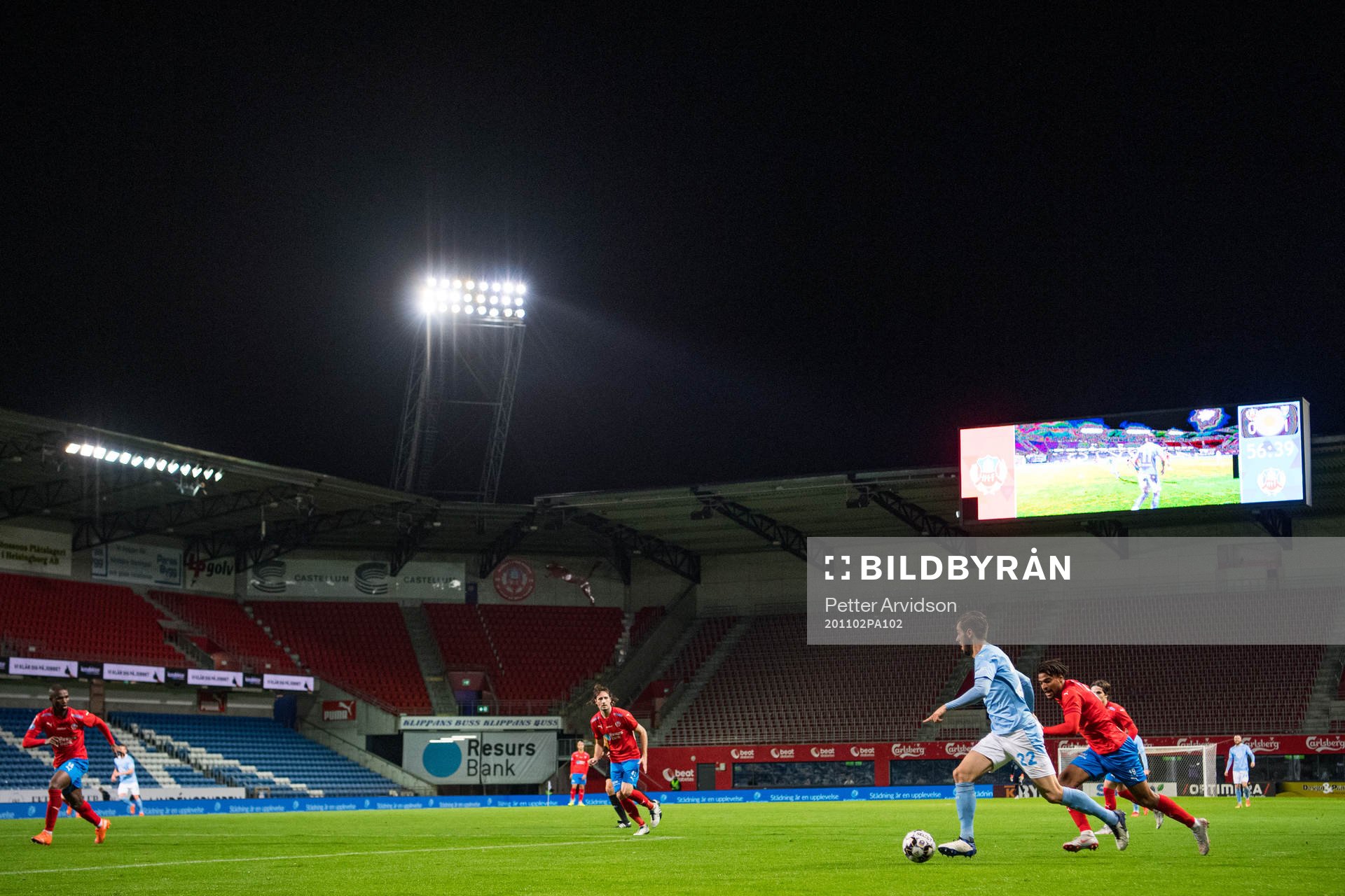 Malmö FFs Adi Nalic och Helsingborgs Joseph Ceesay på ett