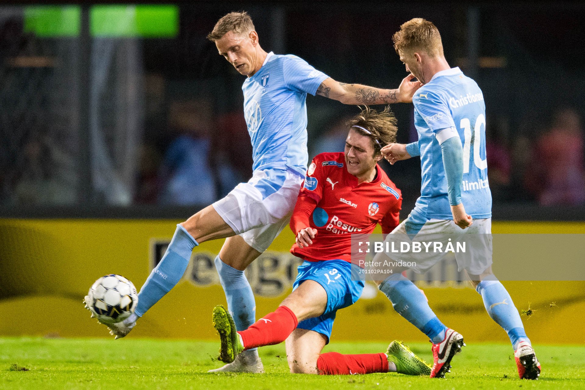 Helsingborgs Ludvig Carlius mot Malmö FFs Sören Rieks och