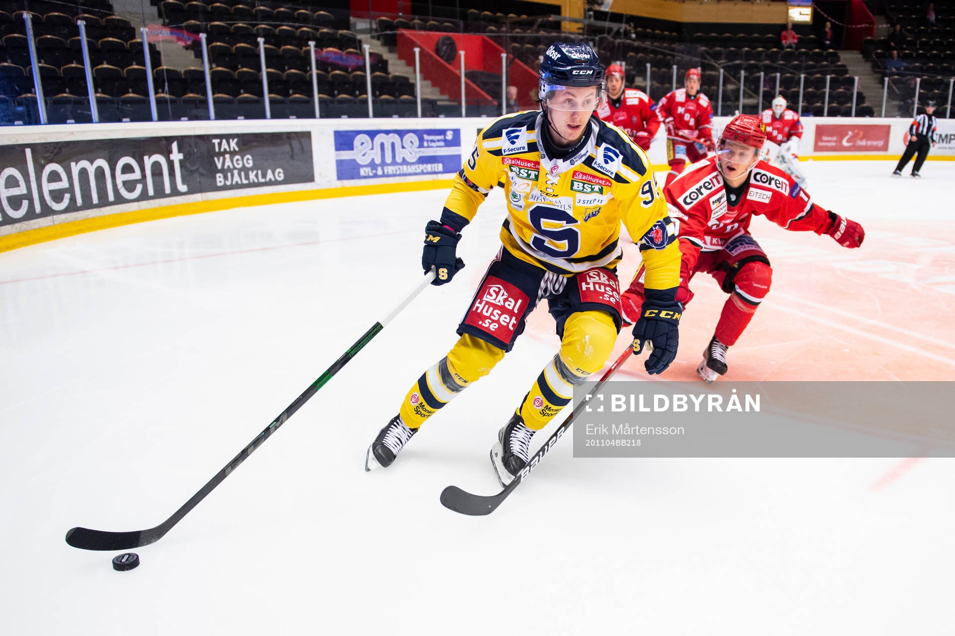 Södertäljes Nick Olesen och Modos Aleksi Heponiemi