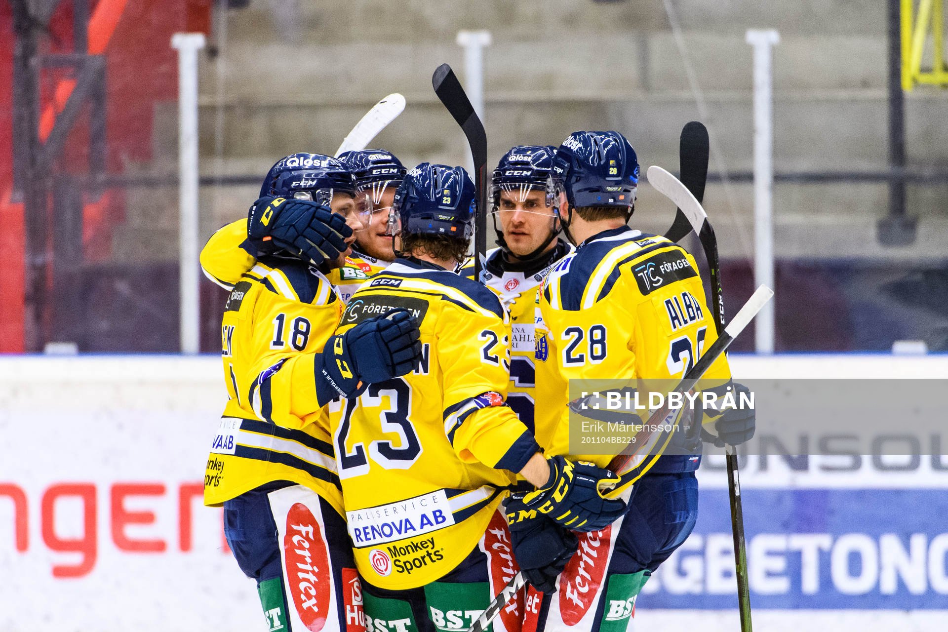 Södertäljes Matt Bailey jublar med lagkamrater