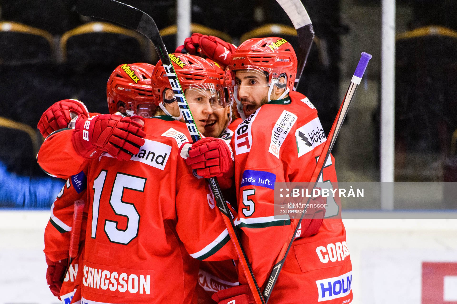 Modos Filip Sveningsson jublar med lagkamrater