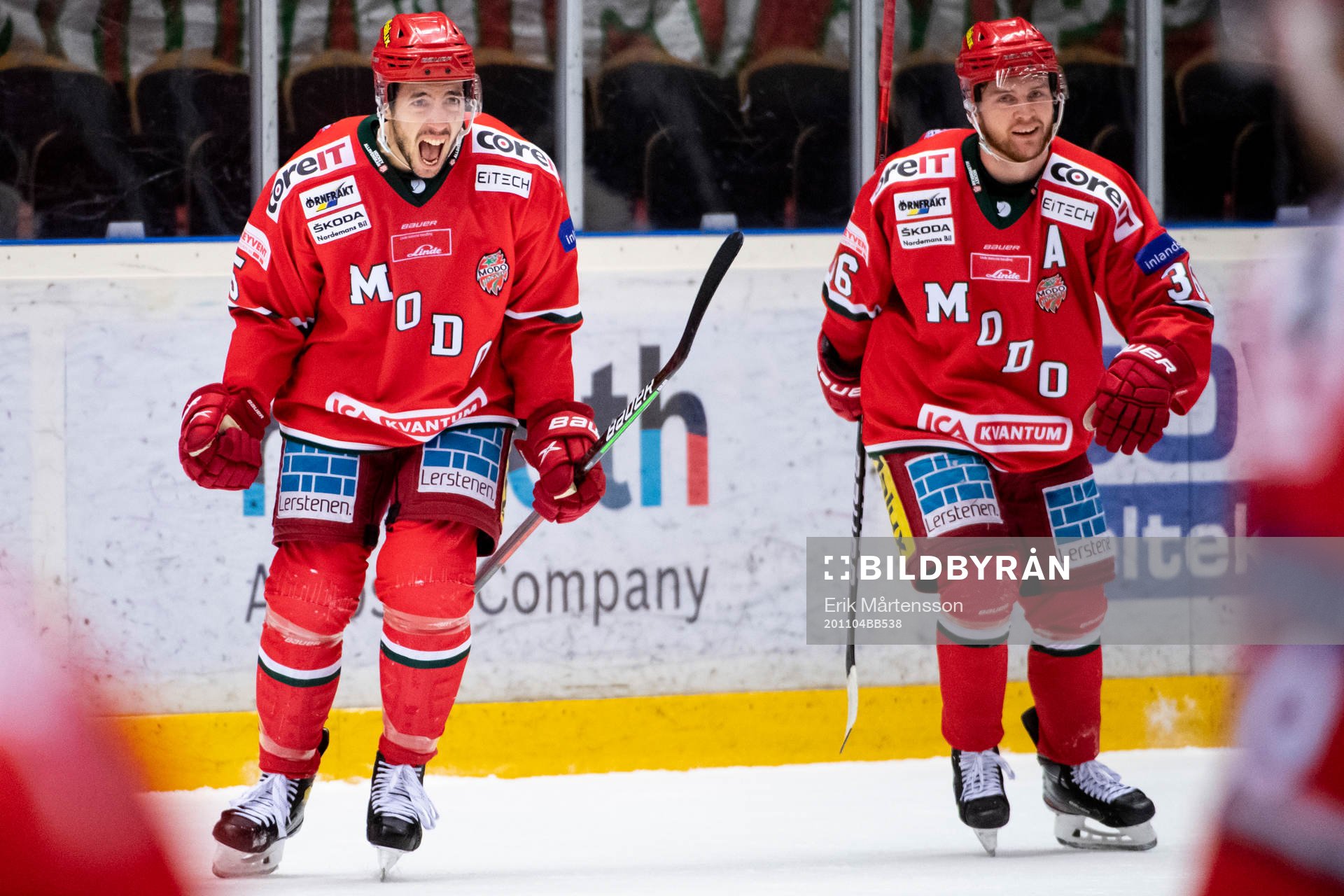 Modos Frank Corrado och Sebastian Ohlsson jublar