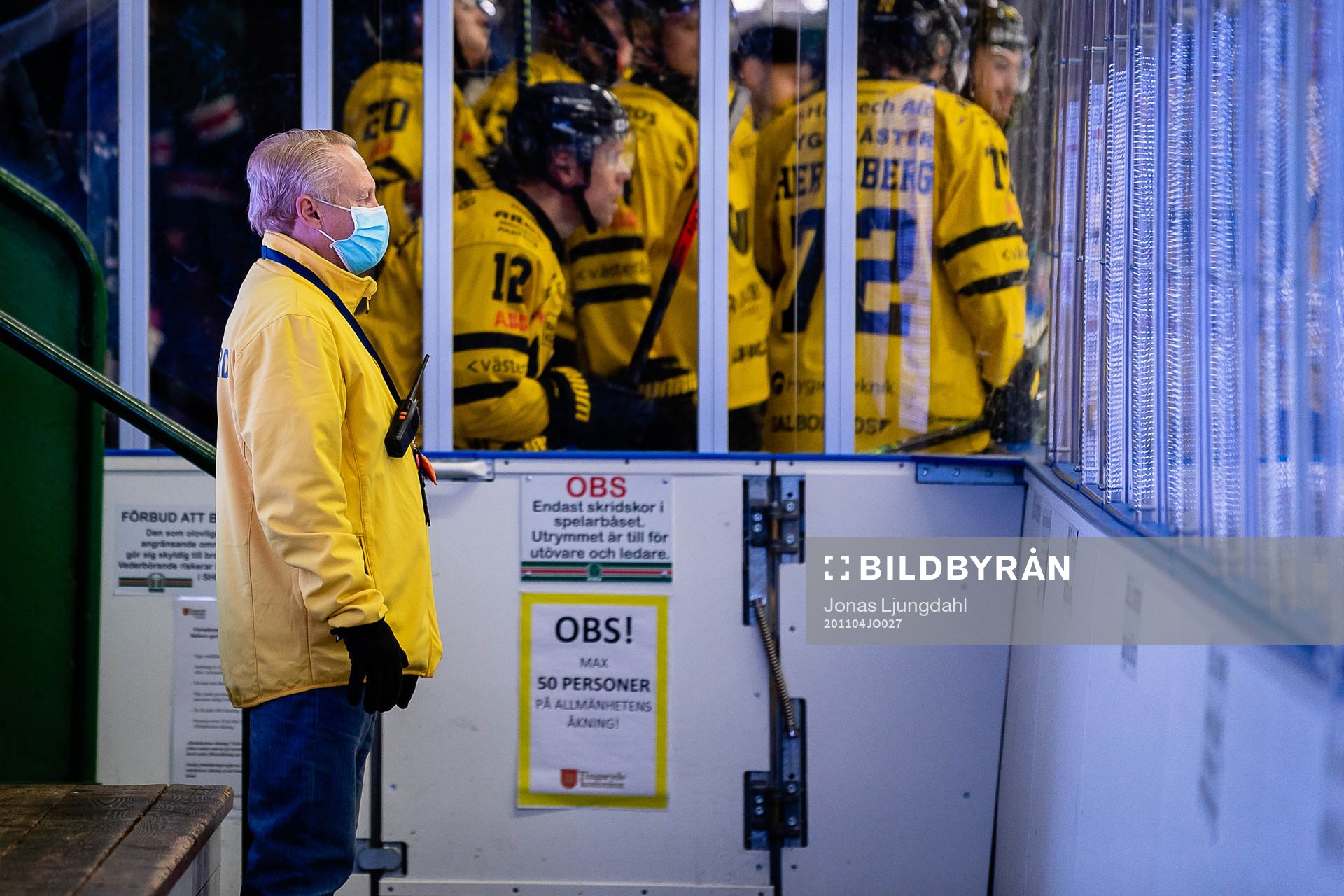 Publikvärd med ansiktsmask
