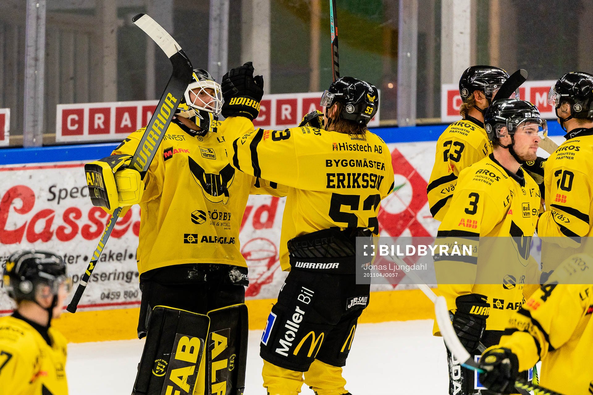 Västerås målvakt Emil Kruse jublar