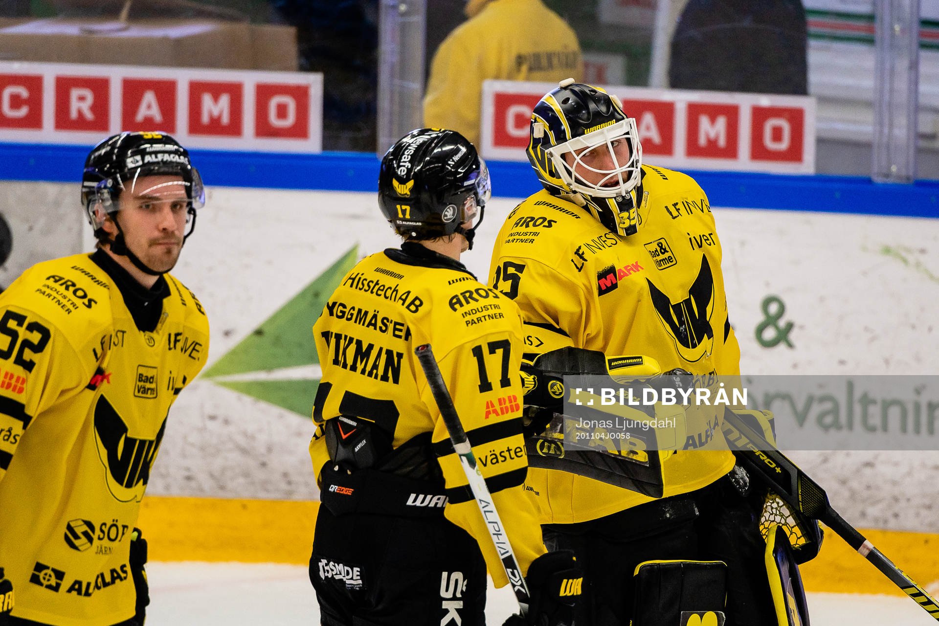 Västerås målvakt Emil Kruse jublar