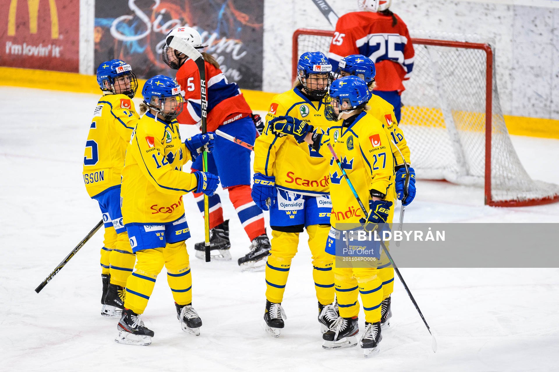 Emma Nordin of Sweden celebrate with teammates