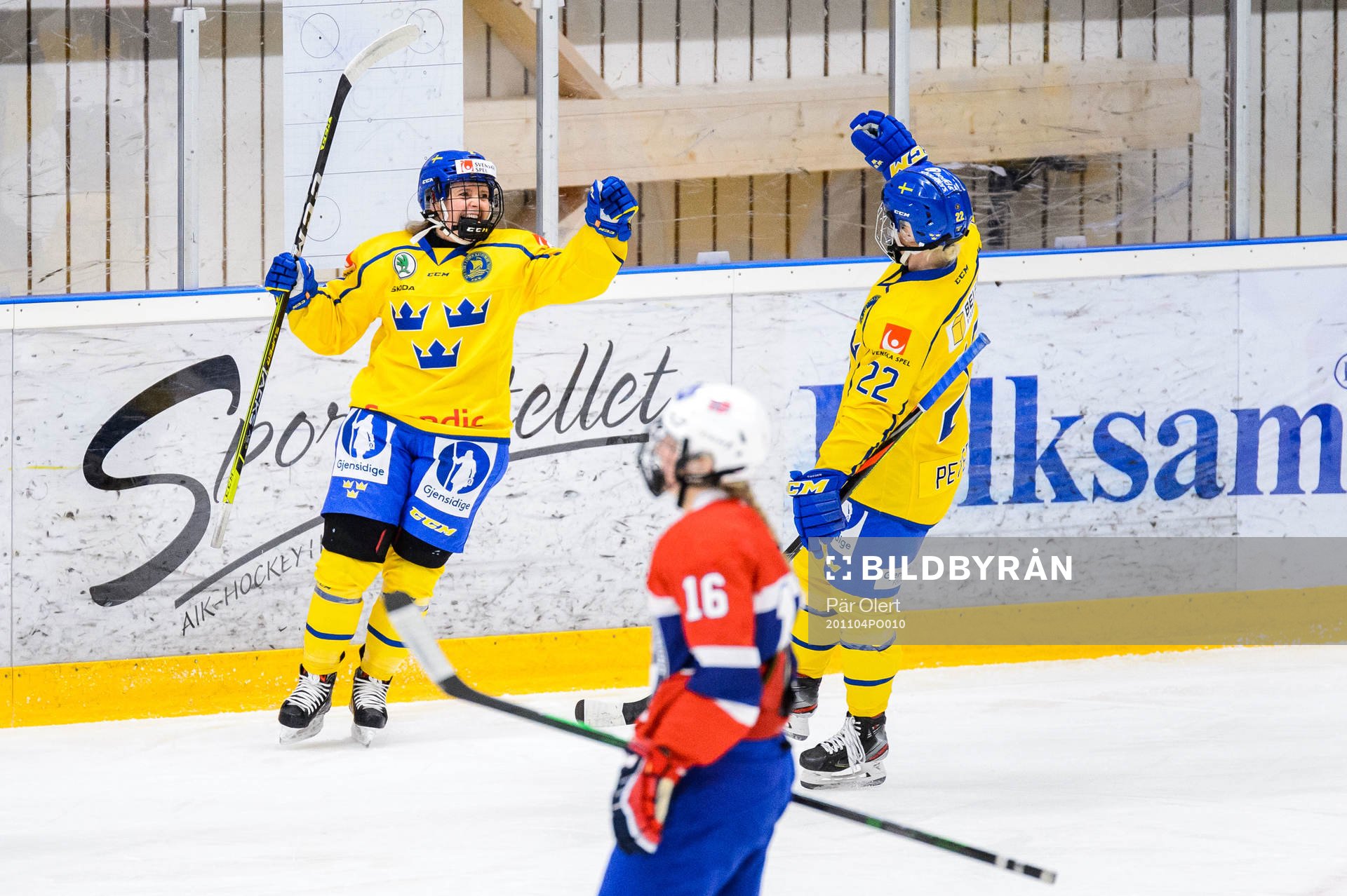 Emmy Alasalmi of Sweden celebrates