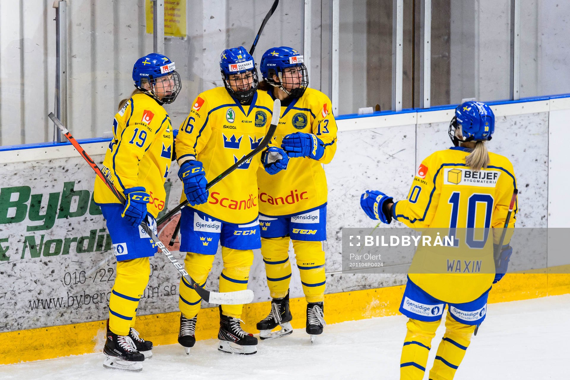 Linnea Johansson of Sweden celebrate with teammates