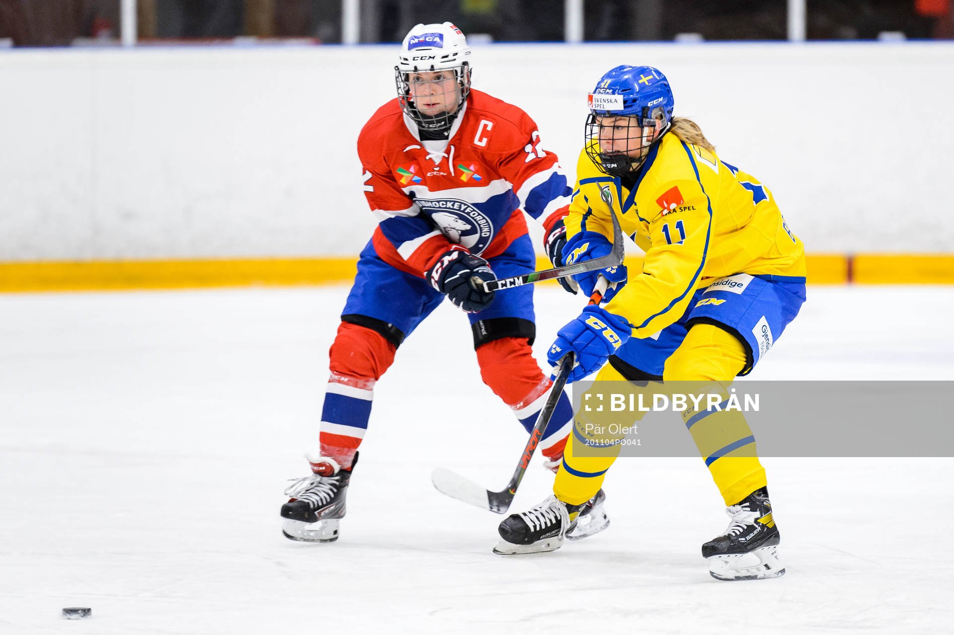 Andrea Dalen of Norway and Josefin Bouveng of Sweden