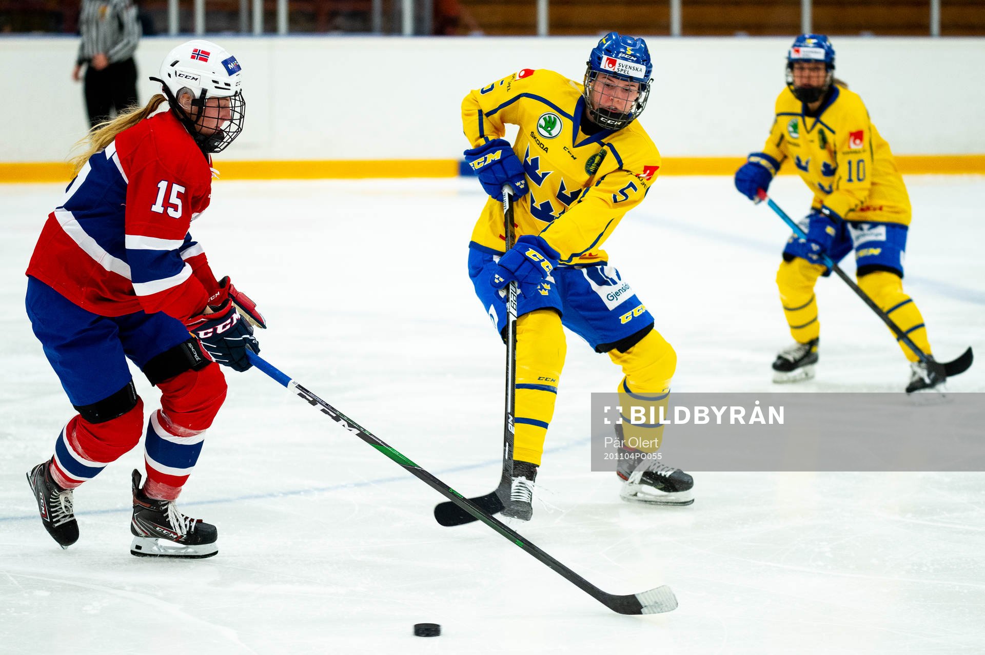 Emilie Johansen Kruse of Norway and Emma Forsgren of Sweden