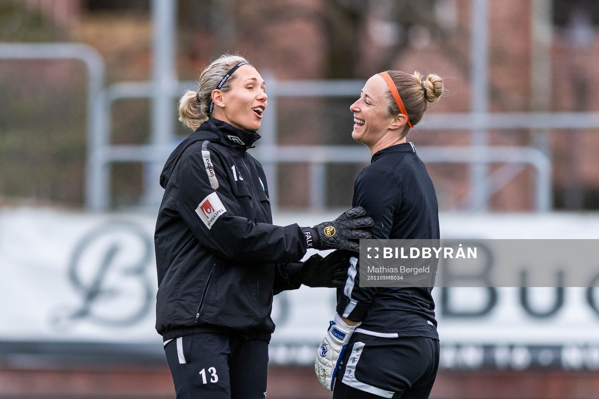 Målvakt Jennifer Falk och målvakt Loes Geurts