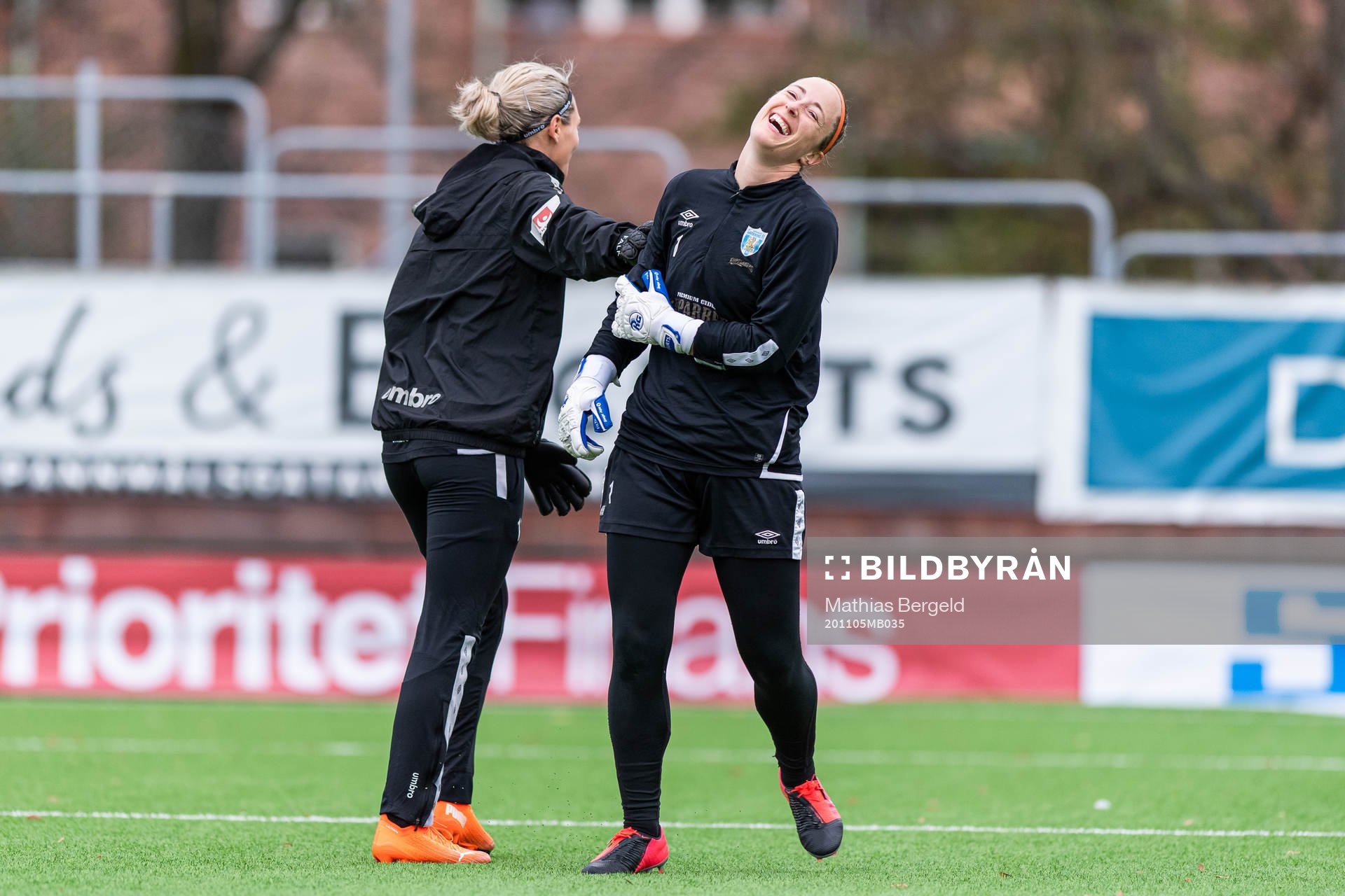 Målvakt Jennifer Falk och målvakt Loes Geurts