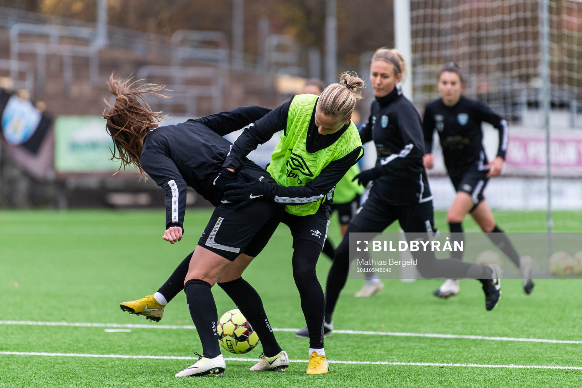 Pauline Hammarlund och Filippa Curmark under en träning med Kopparbergs/Göteborg den 5 november 2020 i Göteborg.