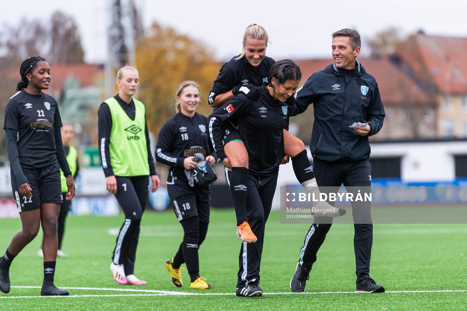 Emma Koivisto bärs av assisterande tränare Jane
