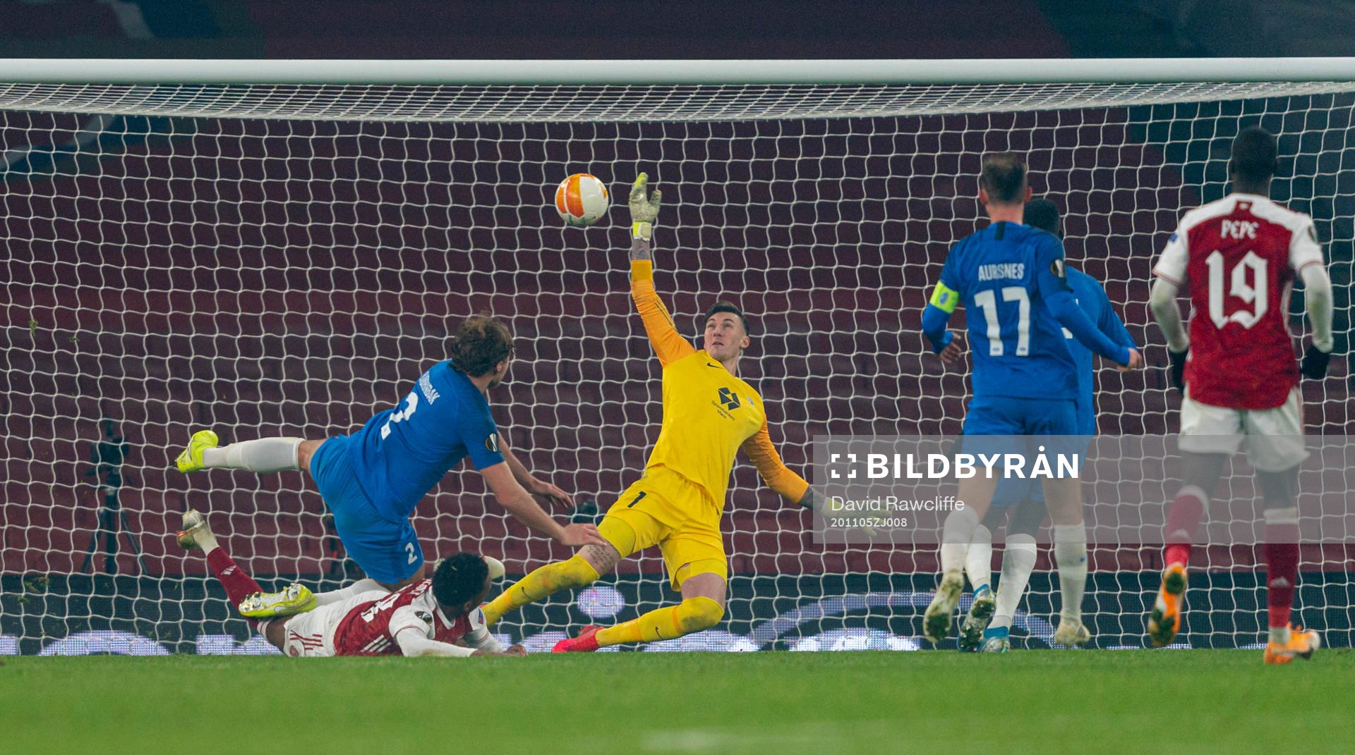 LONDON, ENGLAND - Thursday, November 5, 2020: Arsenal's Joe Willock scores the fourth goal past Molde's goalkeeper Andreas Linde during the UEFA Europa League Group B match between Arsenal FC and Molde FK at the Emirates Stadium. (Pic by David Rawcliffe/Propaganda)