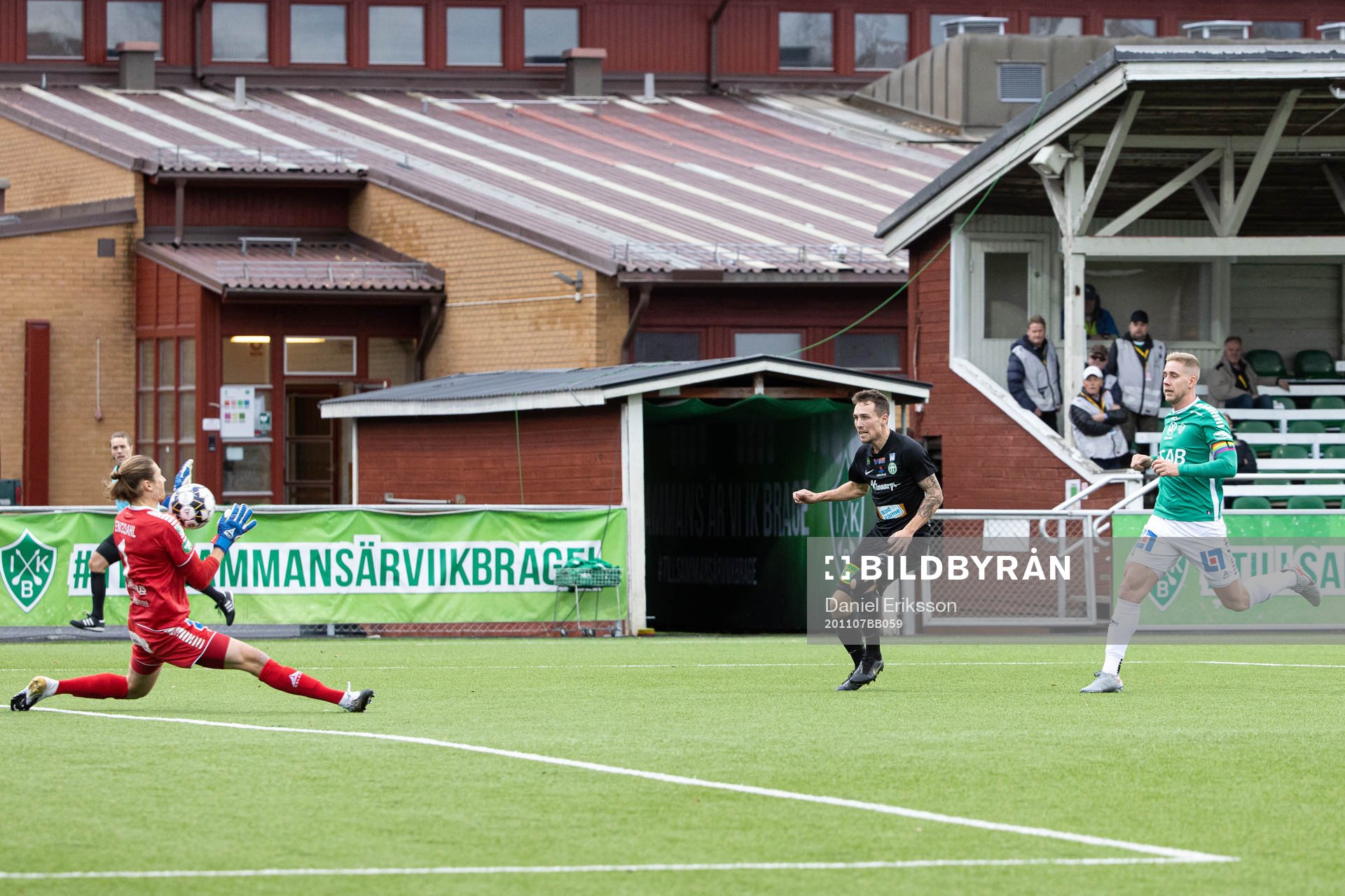 Brages målvakt Adrian Engdahl räddar skott från