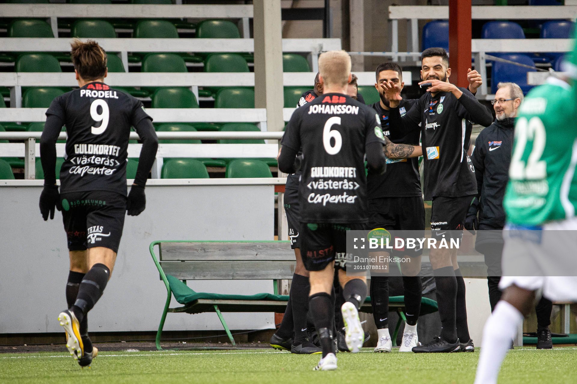Västerås spelare jublar efter 0-2 av Filip Tronet under fotbollsmatchen i Superettan mellan Brage och Västerås SK den 7 november 2020 i Borlänge.