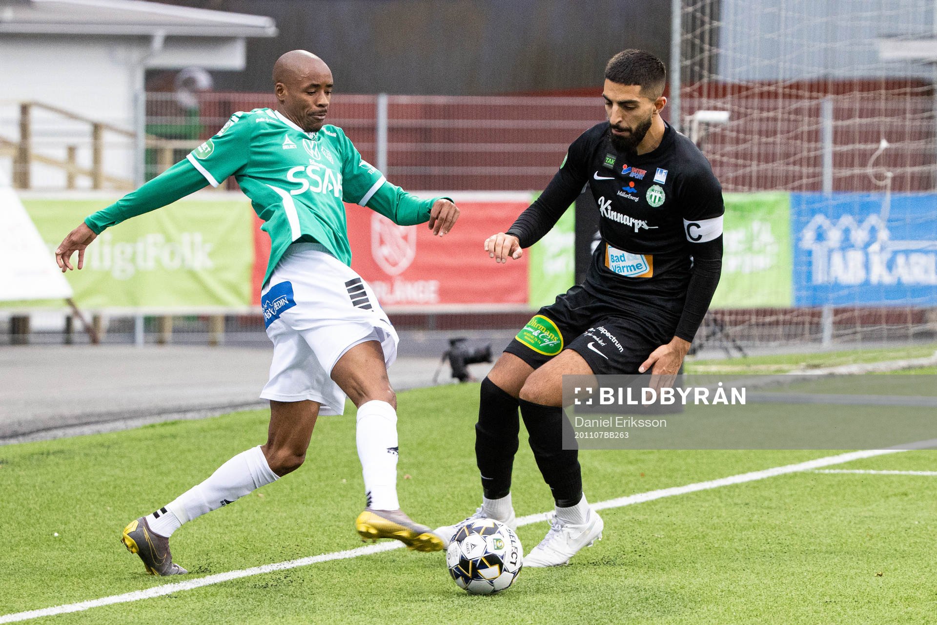 Brages Bantu Mzwakali och Västerås Sean Sabetkar under fotbollsmatchen i Superettan mellan Brage och Västerås SK den 7 november 2020 i Borlänge.