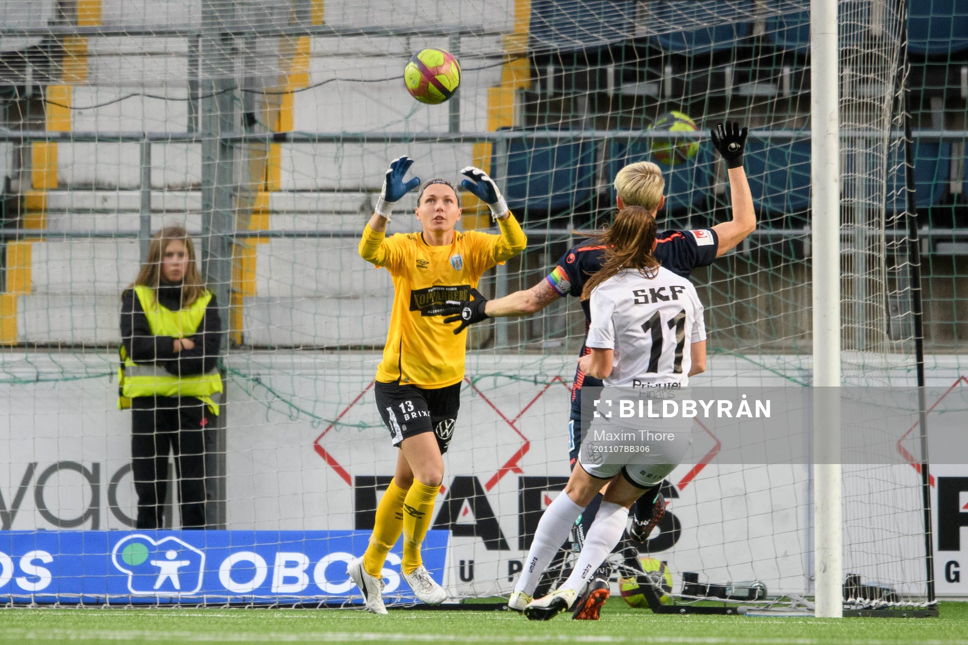 Göteborgs målvakt Jennifer Falk med en räddnings