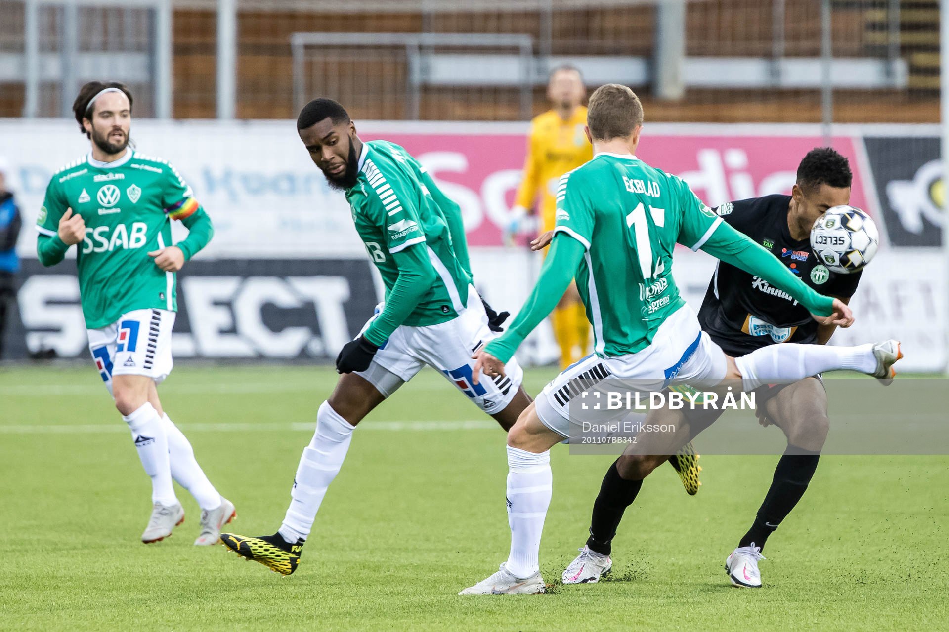 rages Moses Makasi och Brages Alexander Ekblad och Västerås Brian Span under fotbollsmatchen i Superettan mellan Brage och Västerås SK den 7 november 2020 i Borlänge.
