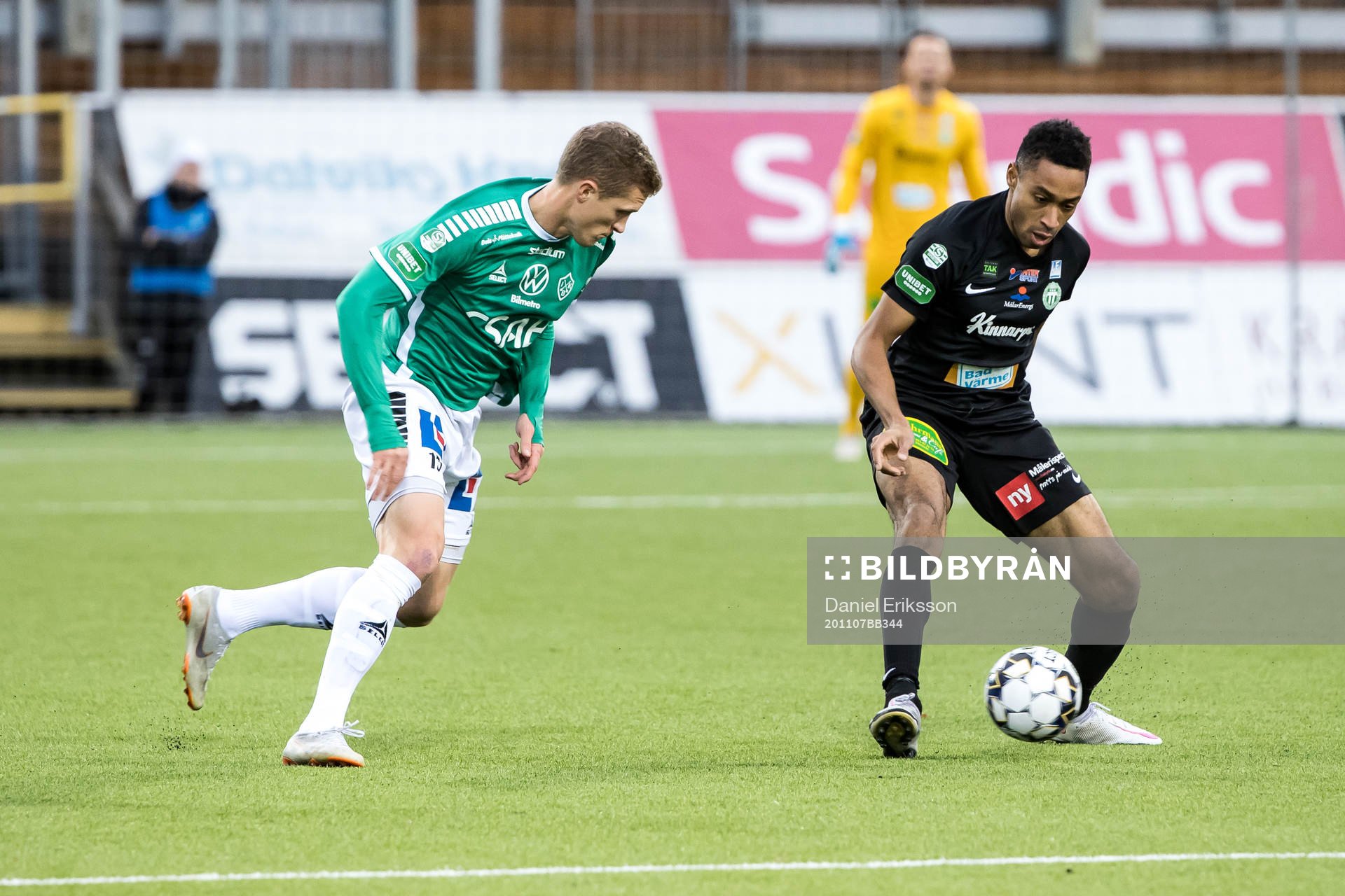 Brages Alexander Ekblad och Västerås Brian Span under fotbollsmatchen i Superettan mellan Brage och Västerås SK den 7 november 2020 i Borlänge.
