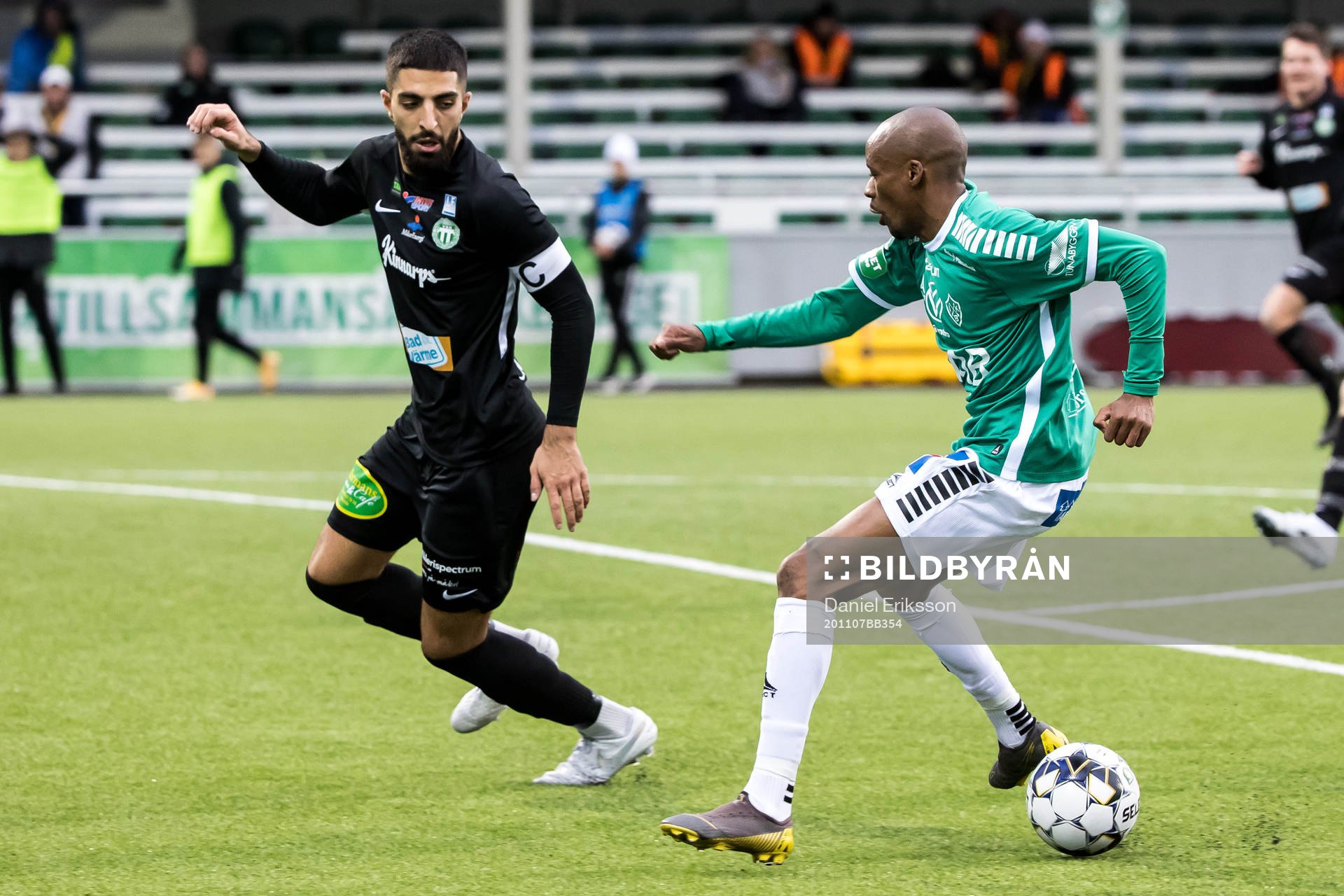 Västerås Sean Sabetkar och Brages Bantu Mzwakali under fotbollsmatchen i Superettan mellan Brage och Västerås SK den 7 november 2020 i Borlänge.