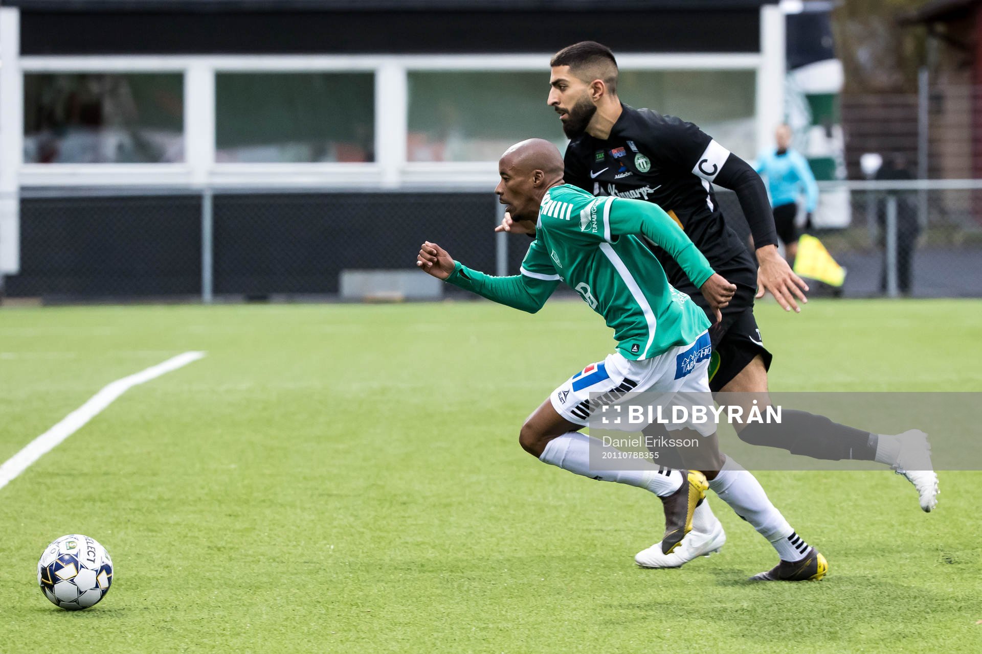 Västerås Sean Sabetkar och Brages Bantu Mzwakali under fotbollsmatchen i Superettan mellan Brage och Västerås SK den 7 november 2020 i Borlänge.