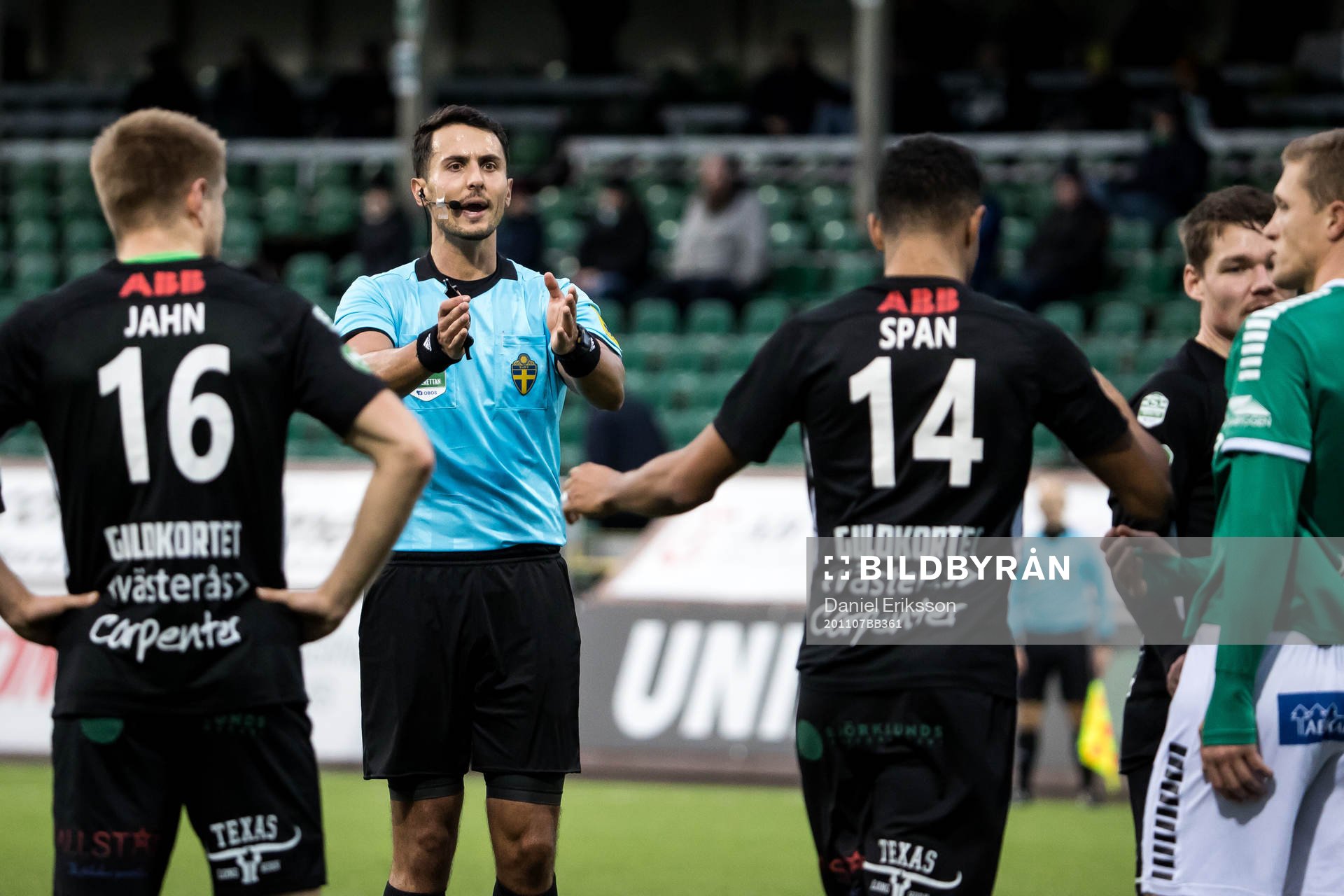 Domare Adi Aganovic under fotbollsmatchen i Superettan  mellan Brage och Västerås SK den 7 november 2020 i Borlänge.