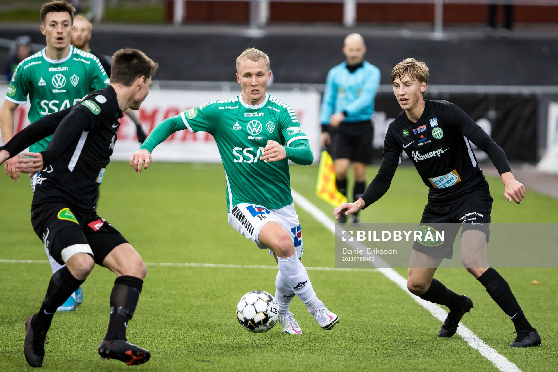 Brages André Kamp och Västerås Albin Sporrong under fotbollsmatchen i Superettan  mellan Brage och Västerås SK den 7 november 2020 i Borlänge.