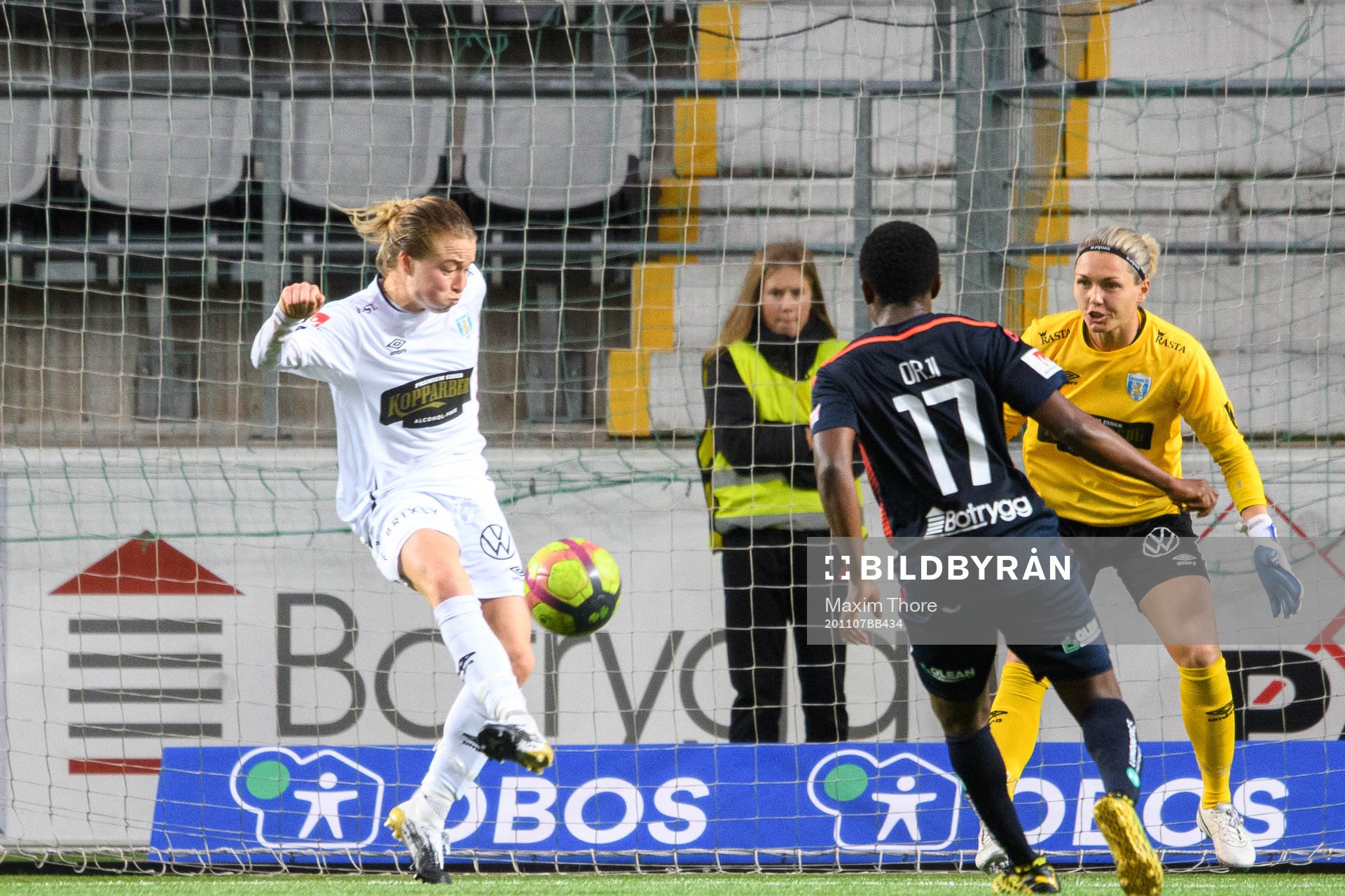 Göteborgs Emily Sonnett och målvakt Jennifer Falk försvarar mot Linköpings Orji Ebere under fotbollsmatchen i Damallsvenskan mellan Linköping och Kopparbergs/Göteborg den 7 november 2020 i Linköping.