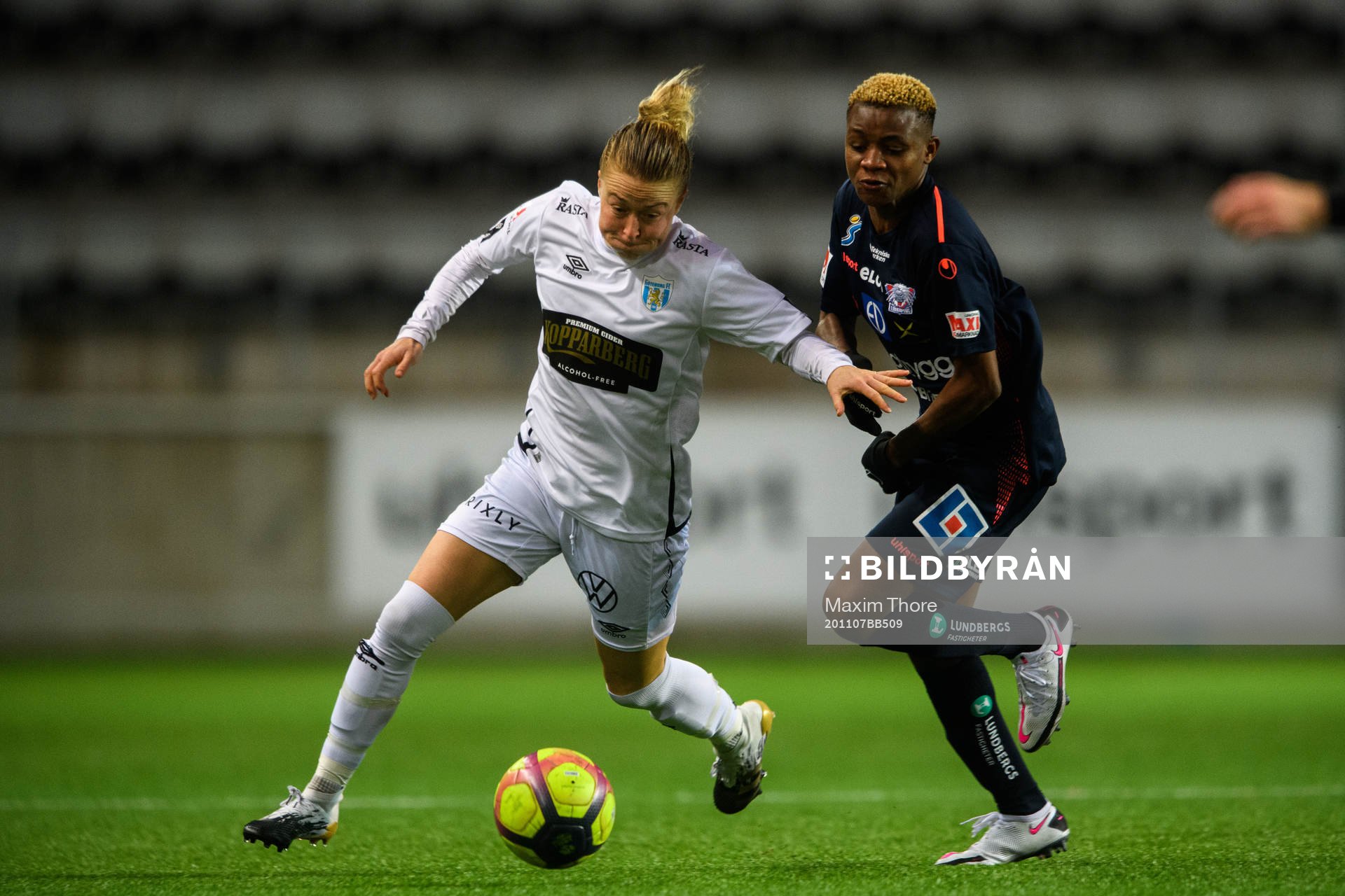 Göteborgs Emily Sonnett och Linköpings Uchenna Grace Kanu under fotbollsmatchen i Damallsvenskan mellan Linköping och Kopparbergs/Göteborg den 7 november 2020 i Linköping.
