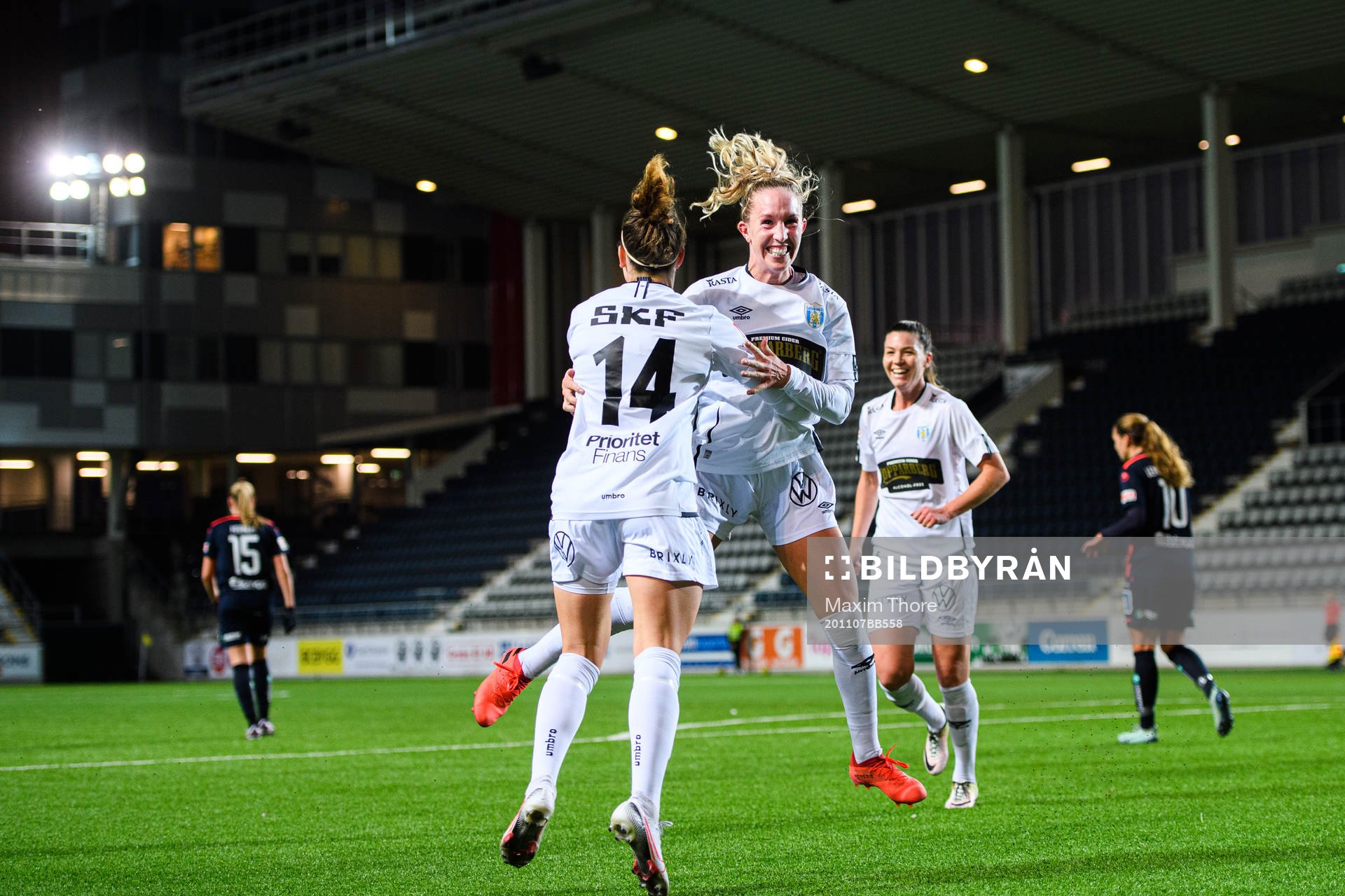 Göteborgs Natalia Kuikka och Julia Roddar jublar