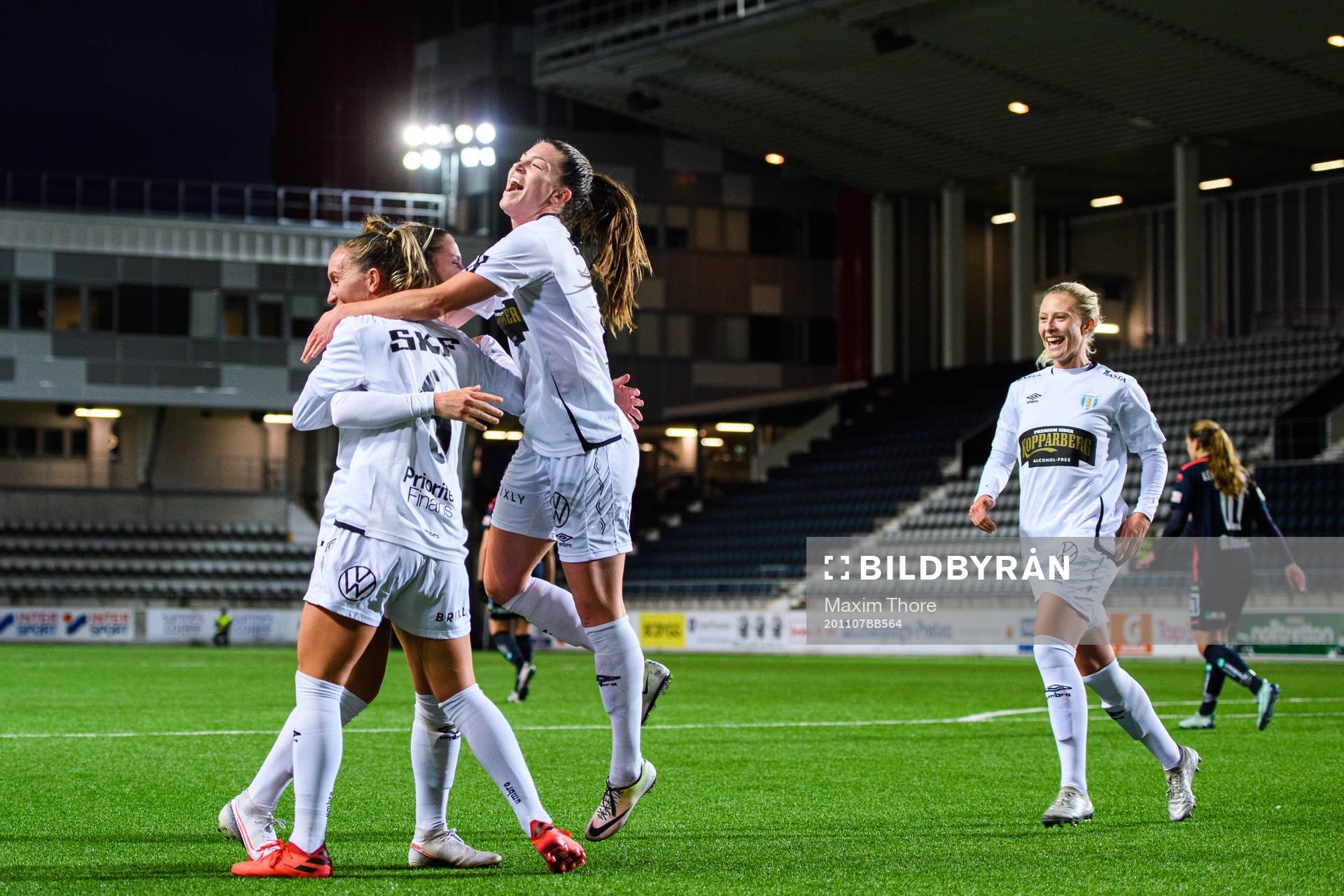 Göteborgs Julia Roddar, Pauline Hammarlund och Rebecka Blomqvist jublar efter 0-5 av Natalia Kuikka under fotbollsmatchen i Damallsvenskan mellan Linköping och Kopparbergs/Göteborg den 7 november 2020 i Linköping.