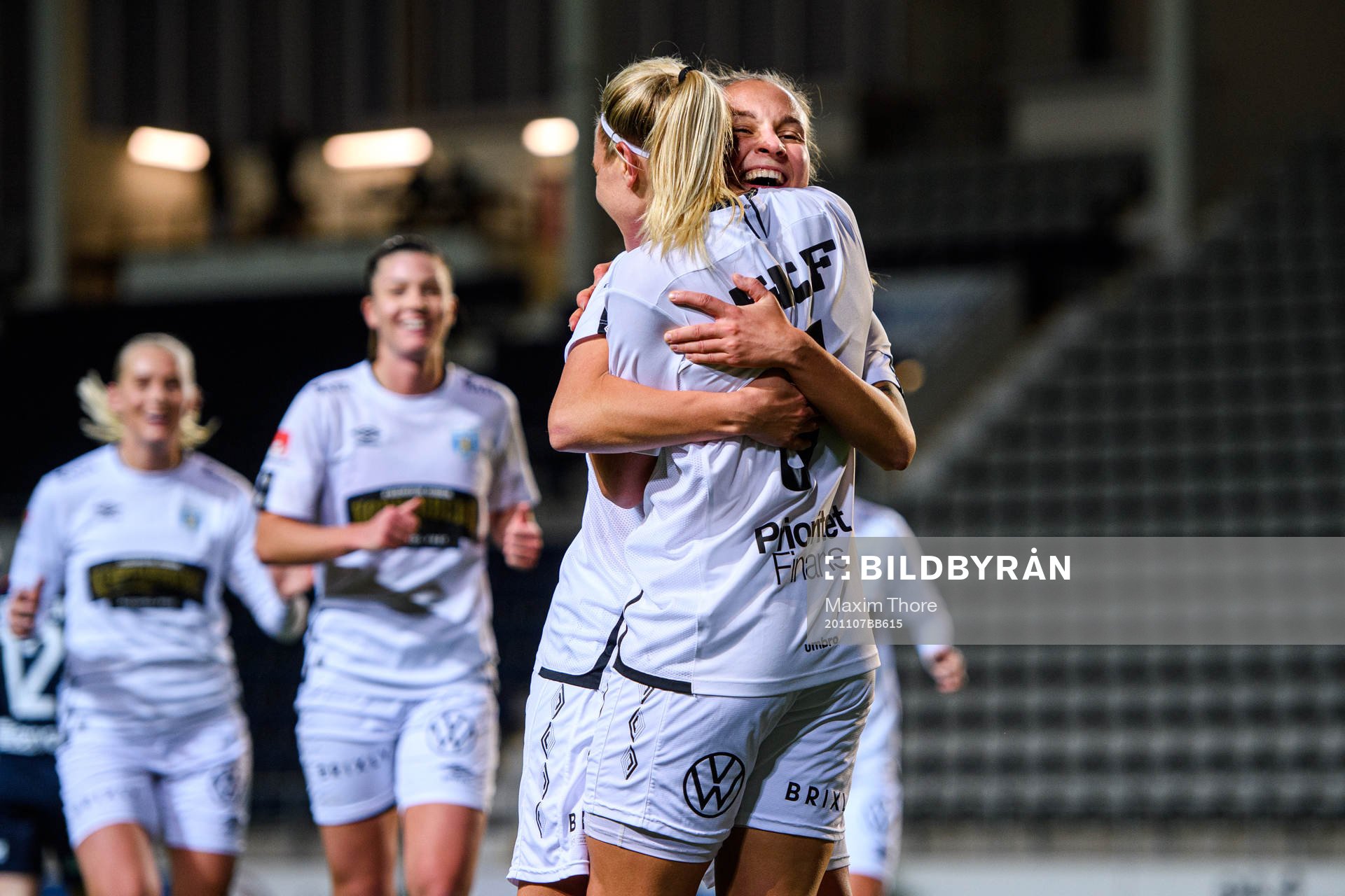 Göteborgs Julia Zigiotti Olme och Emma Koivisto jublar efter 0-6 under fotbollsmatchen i Damallsvenskan mellan Linköping och Kopparbergs/Göteborg den 7 november 2020 i Linköping.