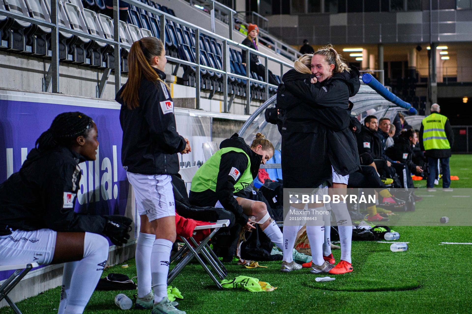 Göteborgs Julia Roddar och Rebecka Blomqvist jublar under fotbollsmatchen i Damallsvenskan mellan Linköping och Kopparbergs/Göteborg den 7 november 2020 i Linköping.