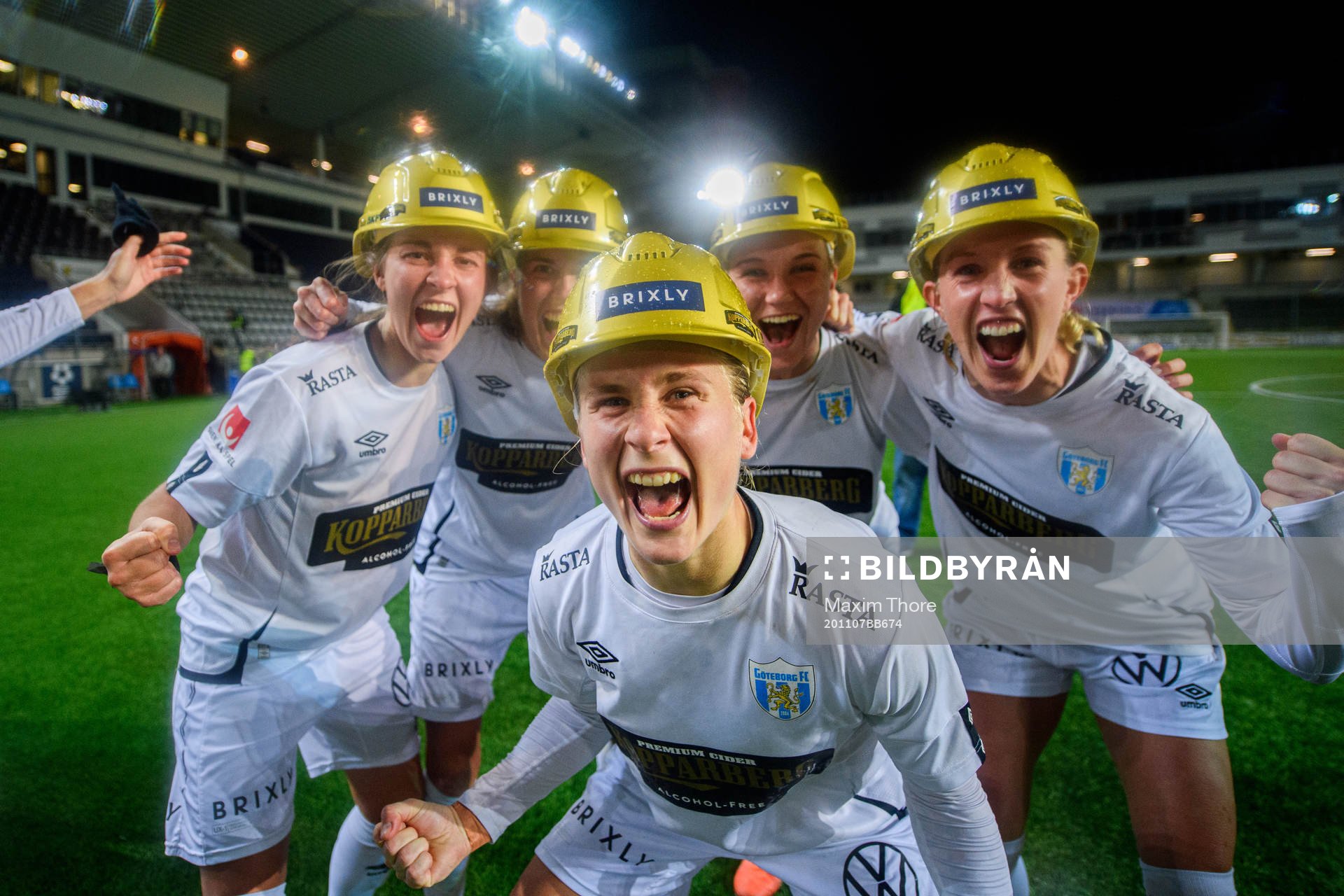 Göteborgs Julia Zigiotti Olme , Emma Kullberg och Julia Roddar jublar över SM-guldet efter fotbollsmatchen i Damallsvenskan mellan Linköping och Kopparbergs/Göteborg den 7 november 2020 i Linköping.