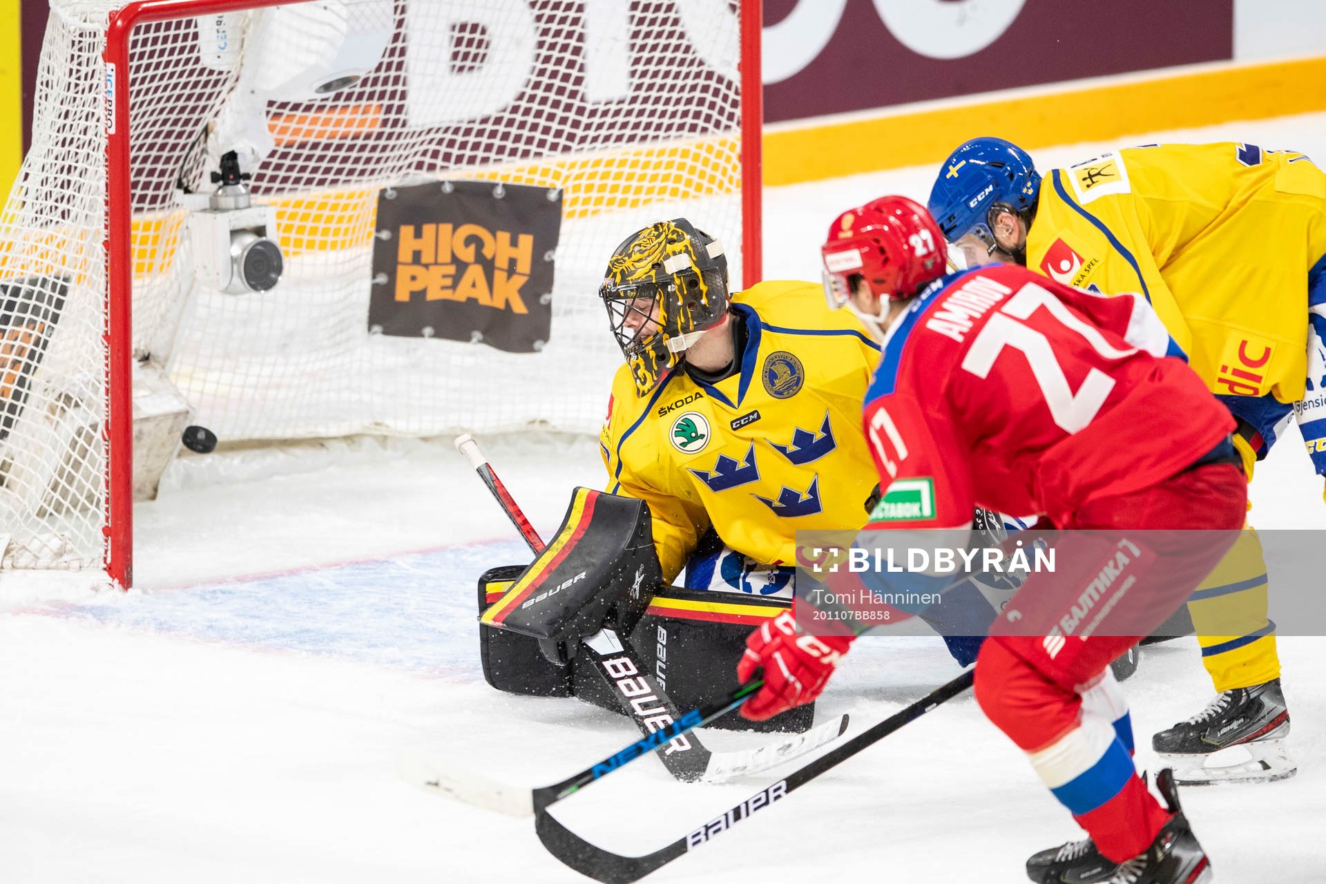 Rodion Amirov #27, RUS scores 1-1, Samuel Ersson #30, SWE,