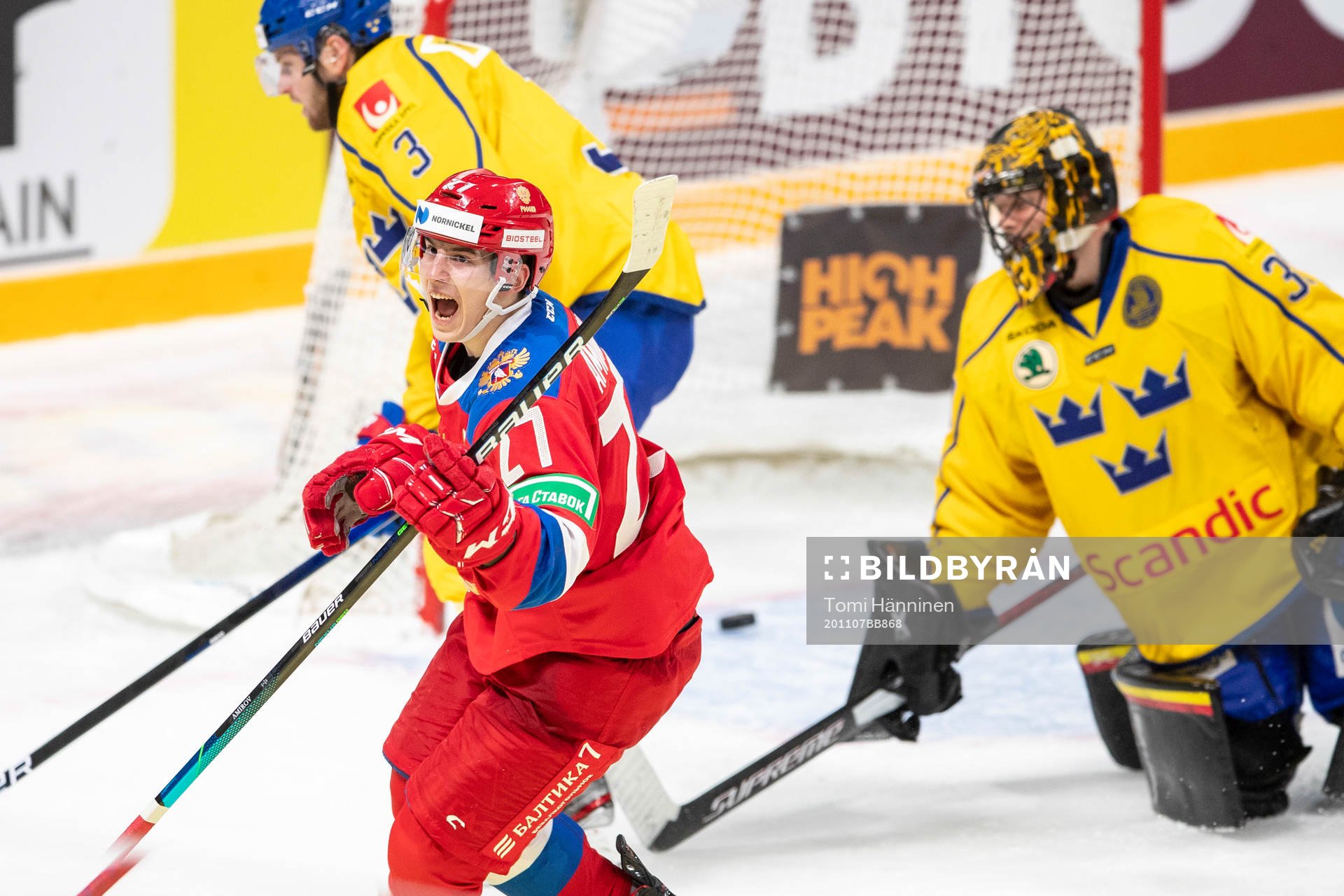 Rodion Amirov #27, RUS scores 1-1, Samuel Ersson #30, SWE,