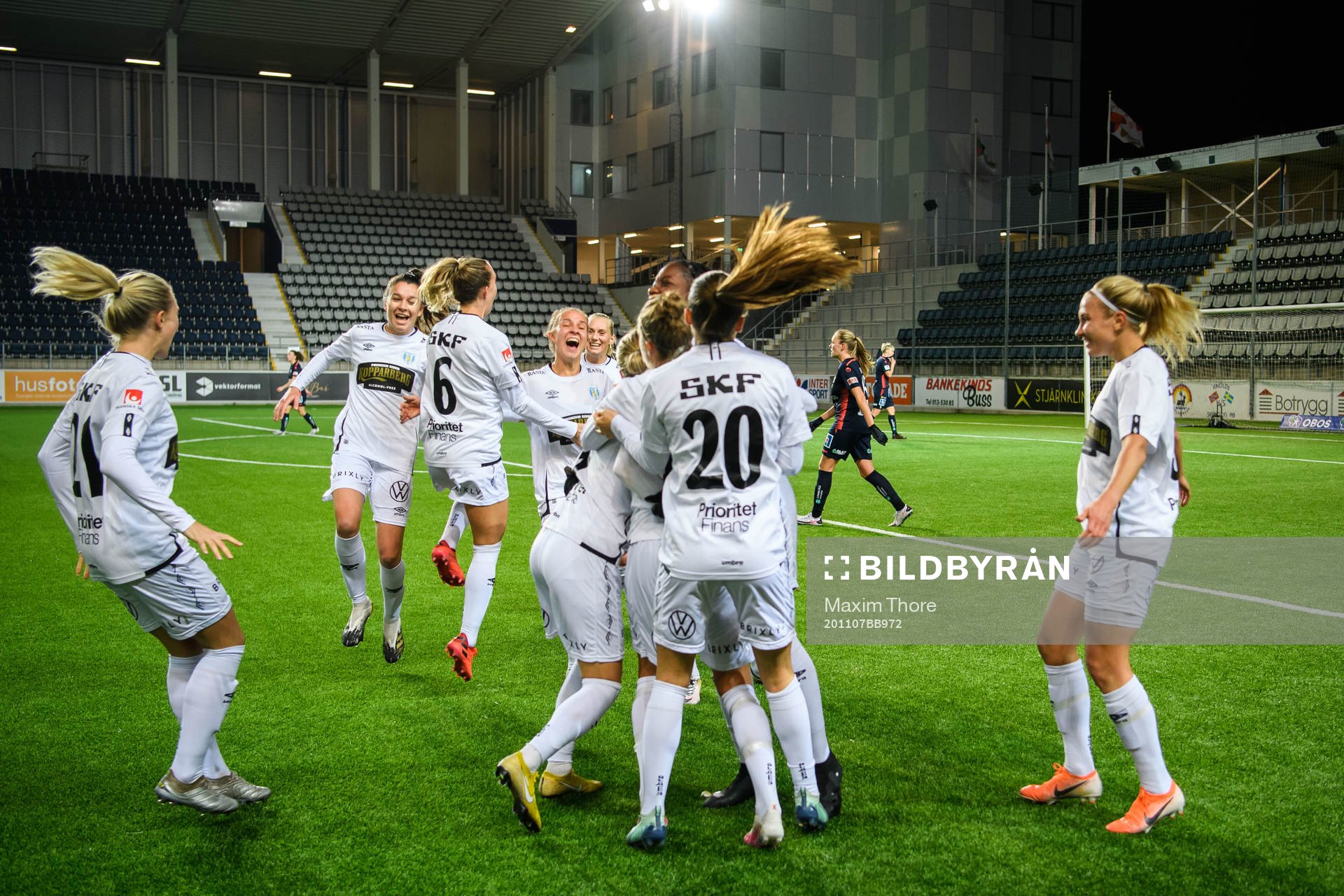Göteborgs Julia Zigiotti Olme jublar med lagkamrater över
