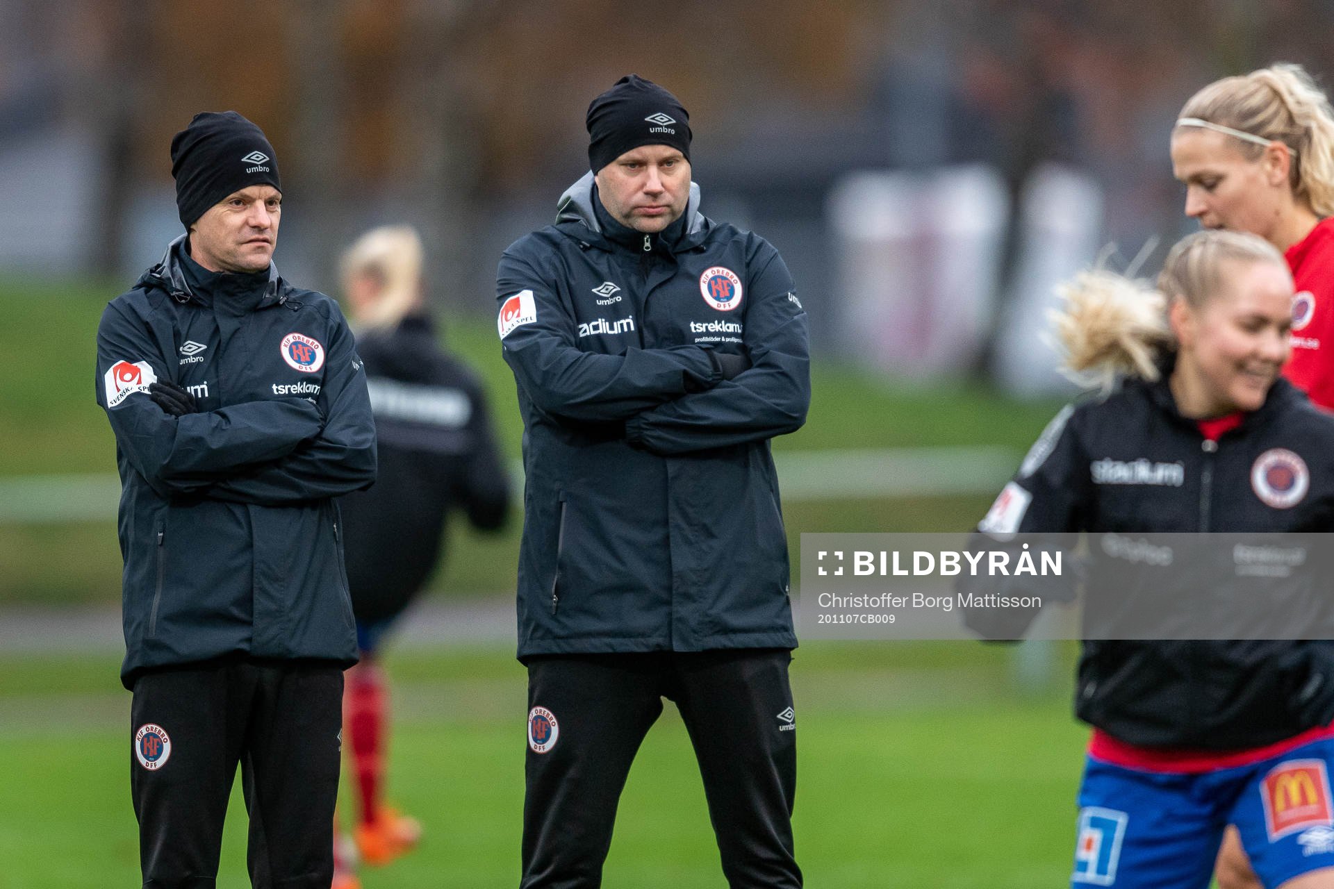 Örebros tränare Stefan Ärnsved och Martin Skogman under uppvärmningen inför fotbollsmatchen i Damallsvenskan mellan Vittsjö och Örebro den 7 november 2020 i Hässleholm.