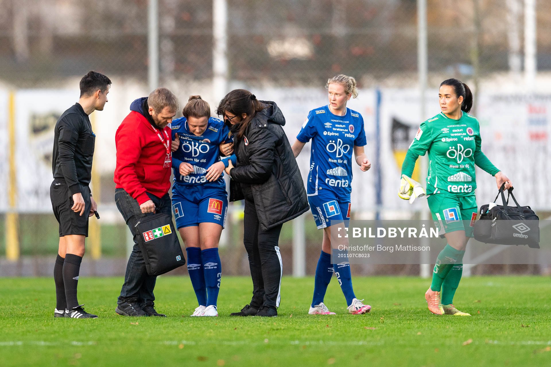 Örebros Maja Regnås har ont och får hjälp av planen
