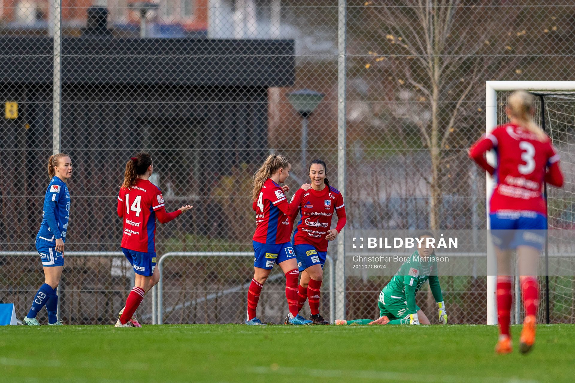 Vittsjös Ebba Hed jublar tillsammans med lagkamrater efter 2-0 under fotbollsmatchen i Damallsvenskan mellan Vittsjö och Örebro den 7 november 2020 i Hässleholm.