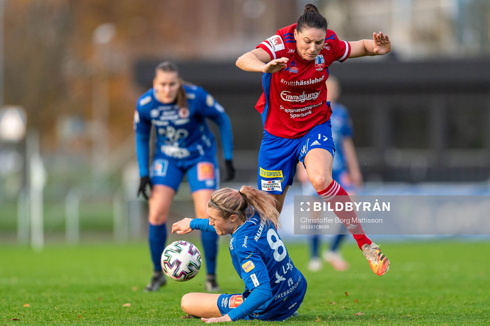 Örebros Freja Olofsson mot Vittsjös Emily Gielnik under fotbollsmatchen i Damallsvenskan mellan Vittsjö och Örebro den 7 november 2020 i Hässleholm.