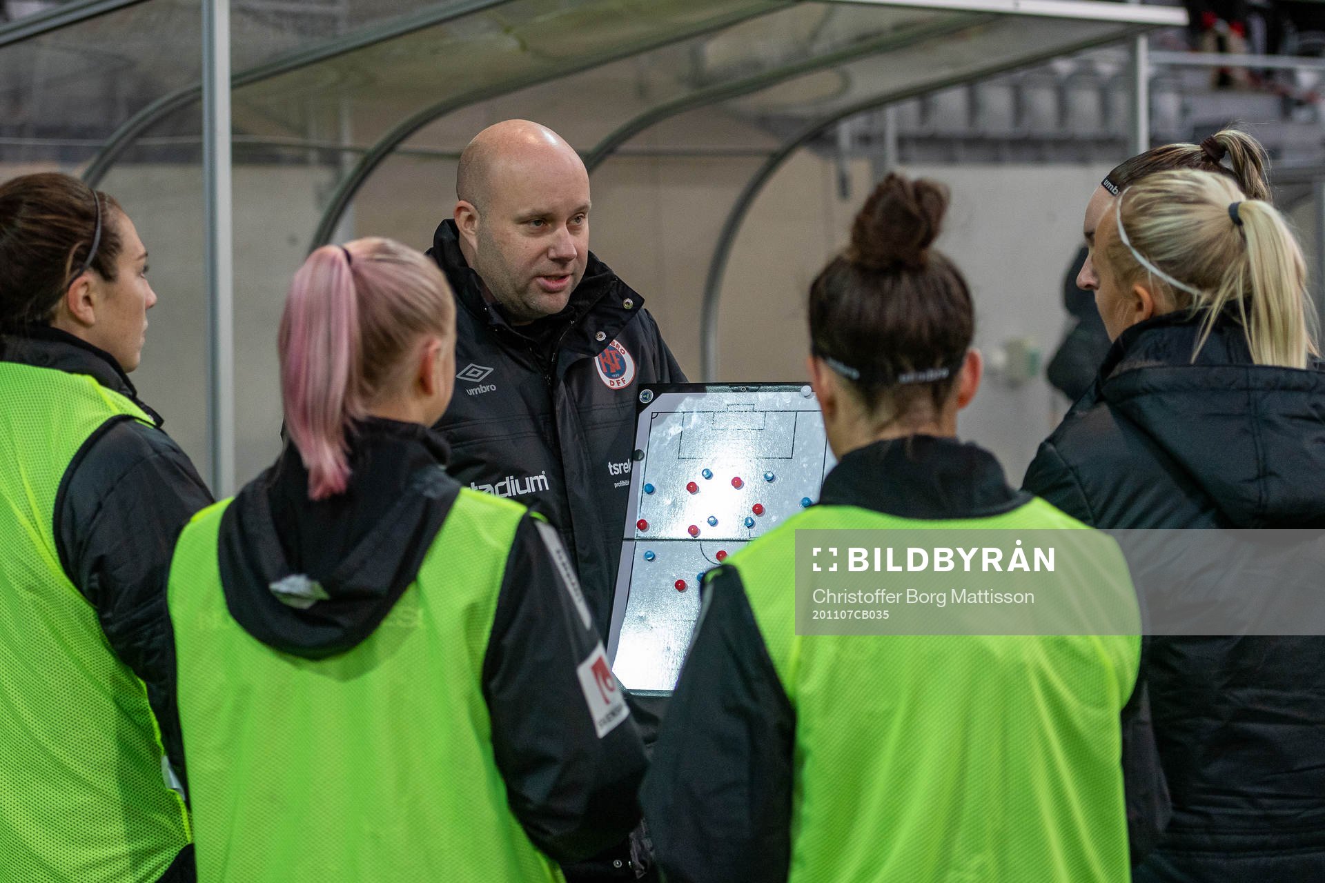 Örebros tränare Martin Skogman insrruerar spelarna