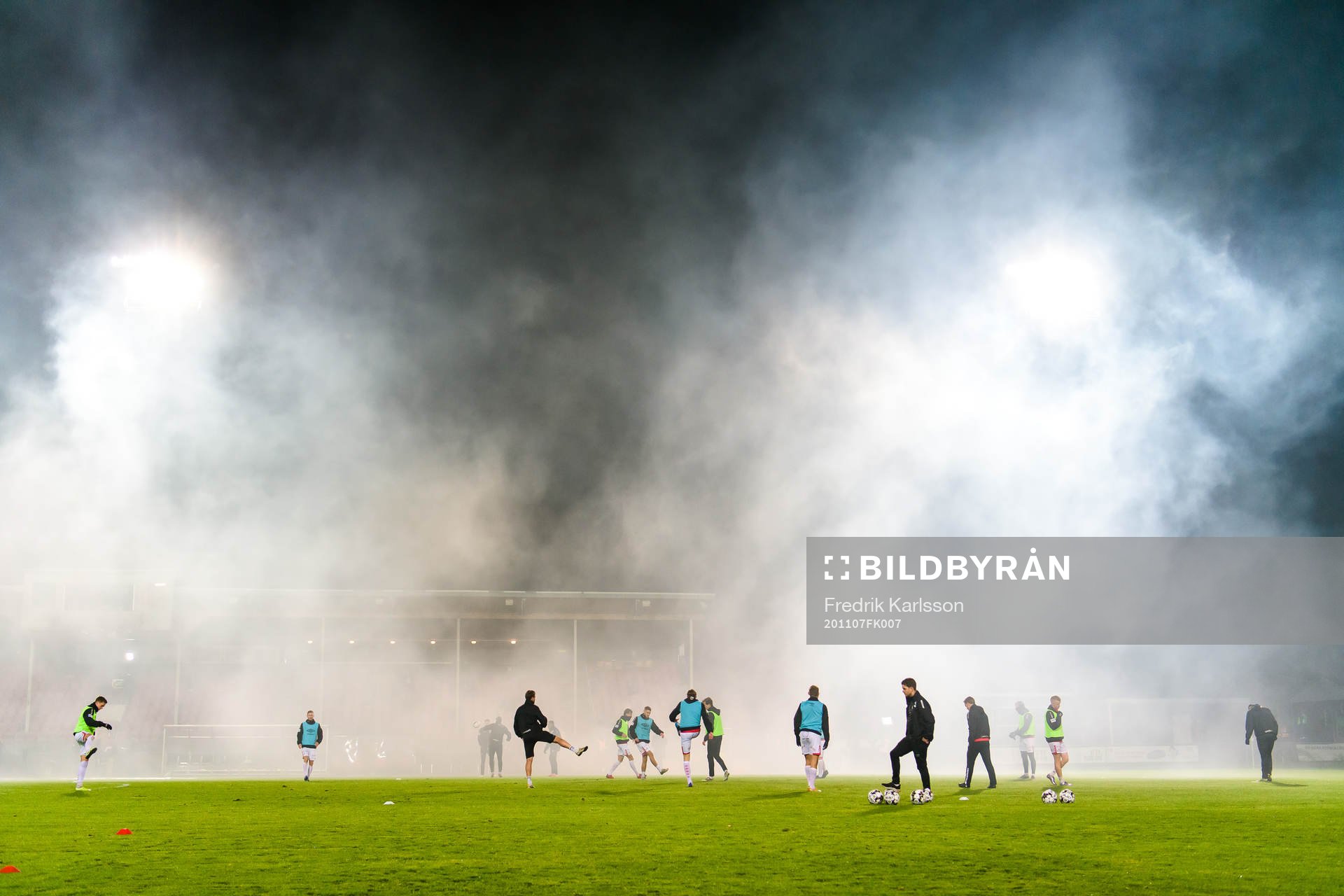 Rök från supportrar utanför planen väller in när