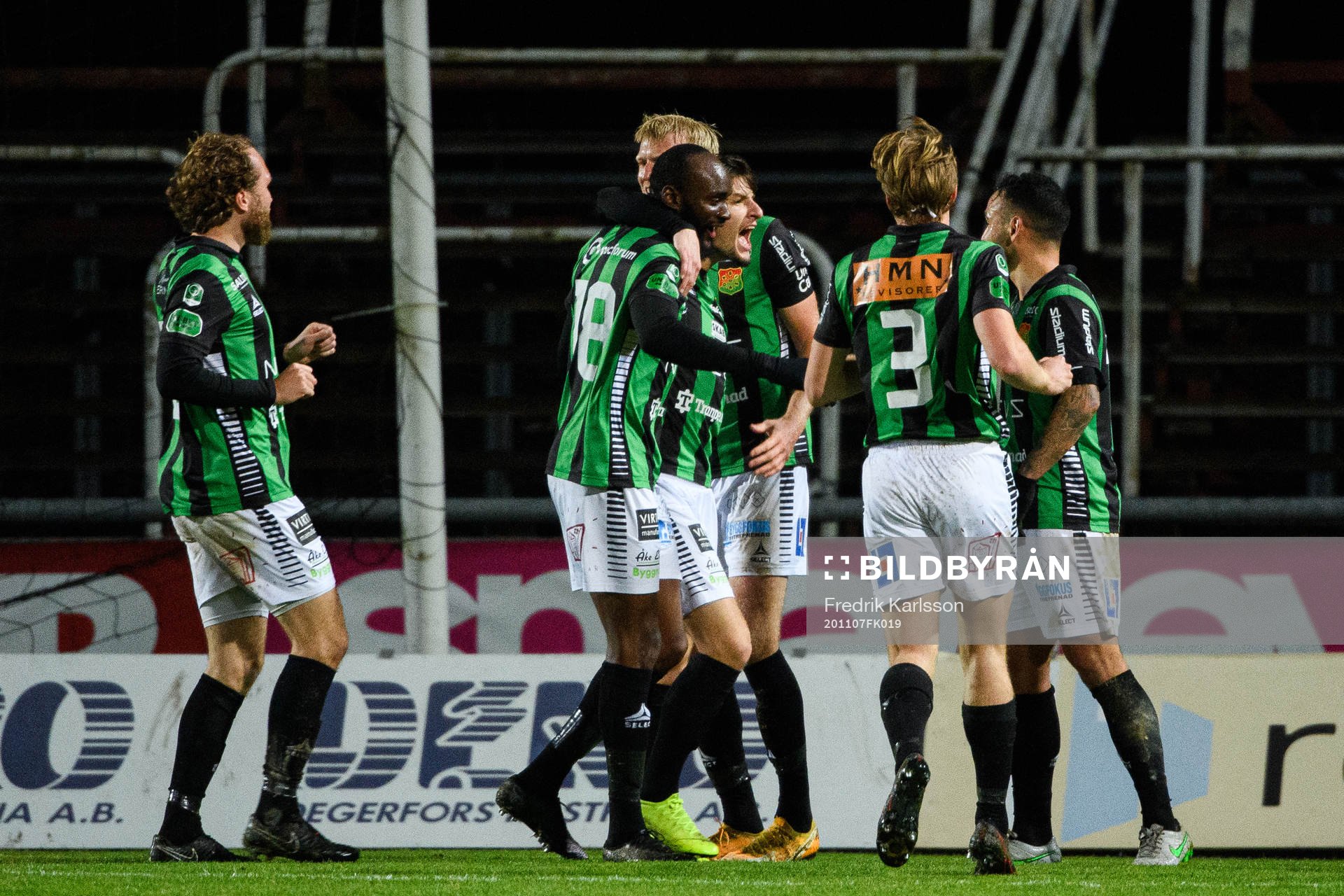 GAIS spelare jublar med Adnan Maric efter 1-1 under fotbollsmatchen i Superettan mellan Degerfors och GAIS den 7 november 2020 i Degerfors.