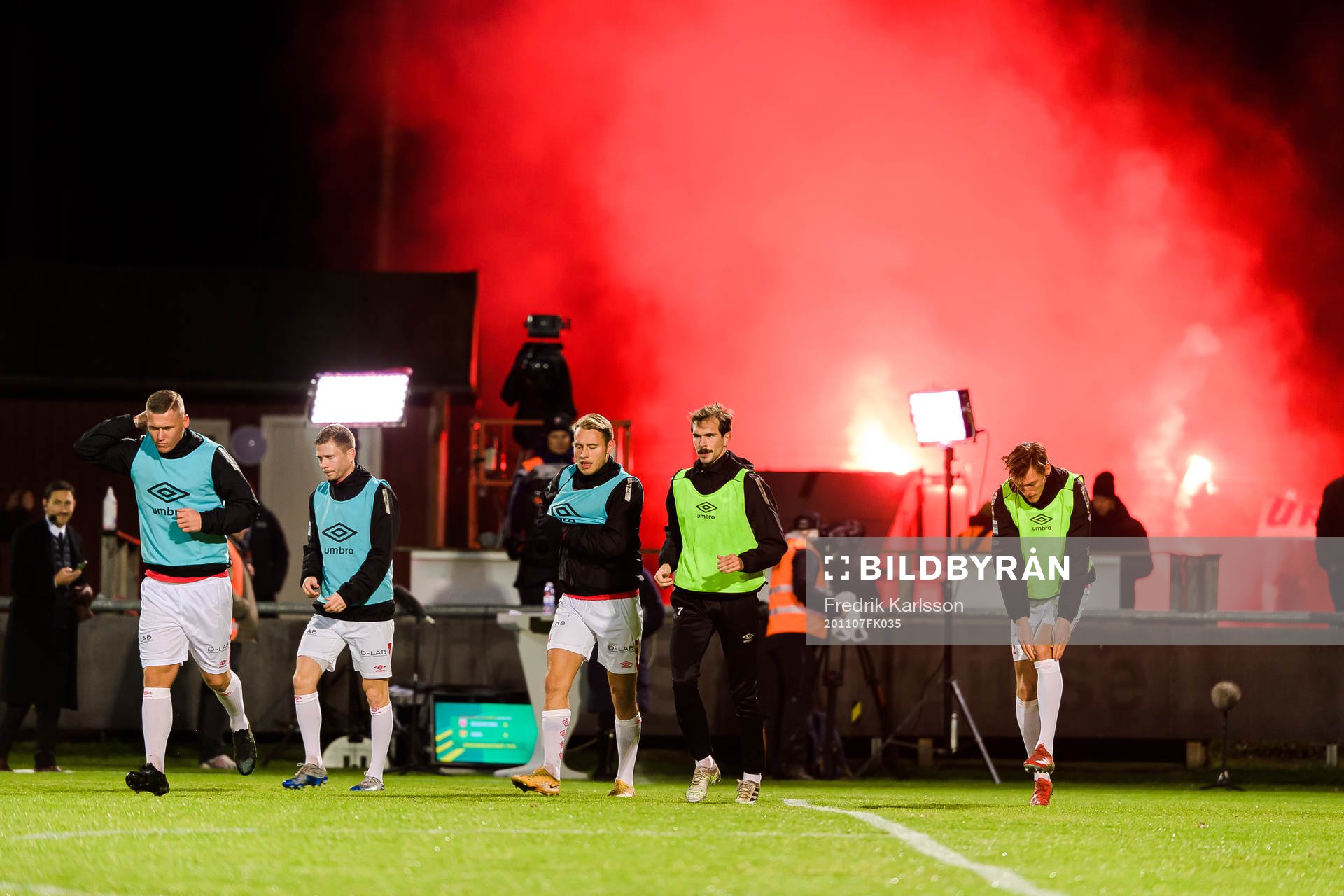 Degerfors spelare värmer upp medans bengaler brinner