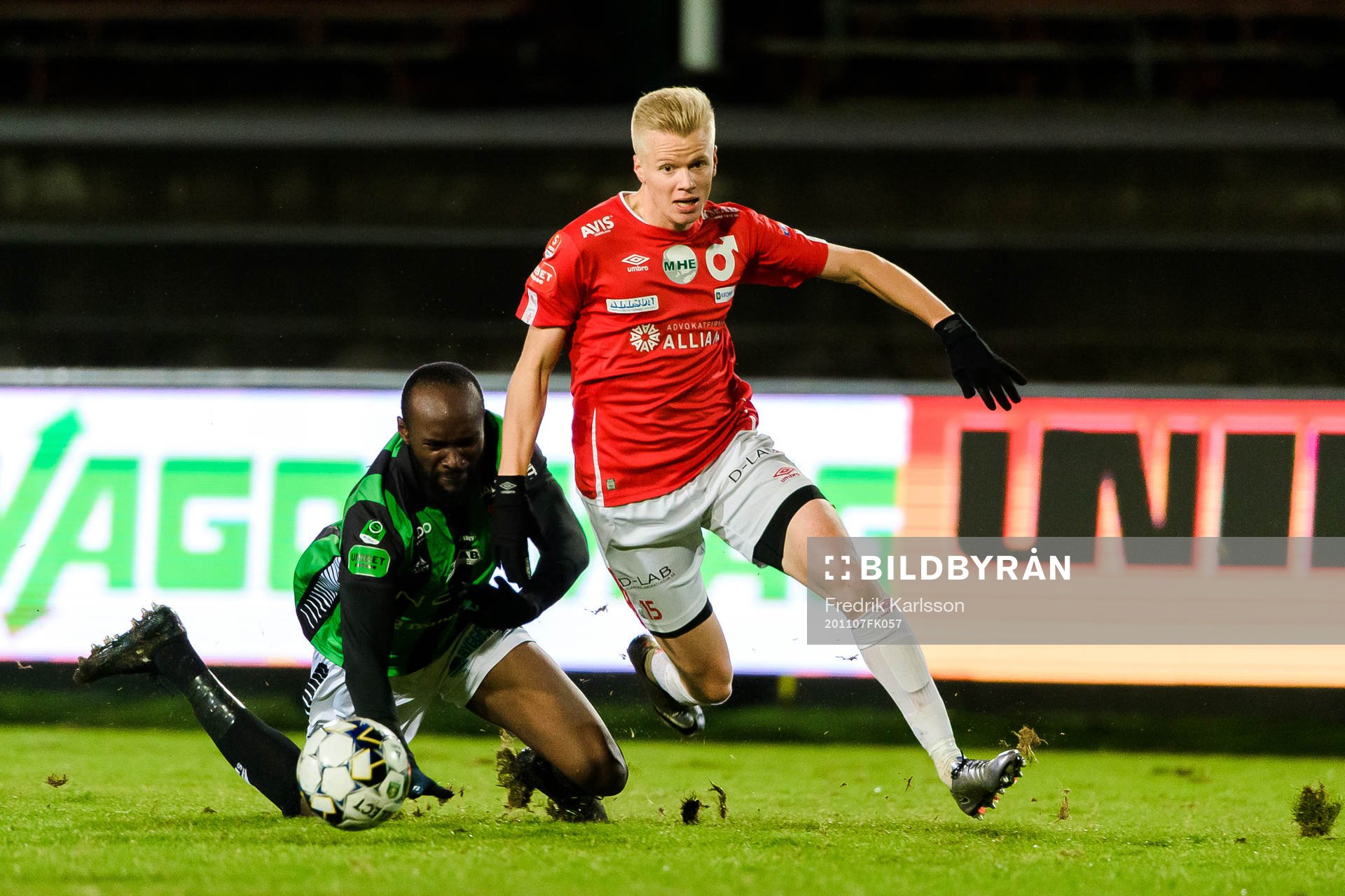 GAIS Boris Lumbana och Degerfors Axel Lindahl under fotbollsmatchen i Superettan mellan Degerfors och GAIS den 7 november 2020 i Degerfors.